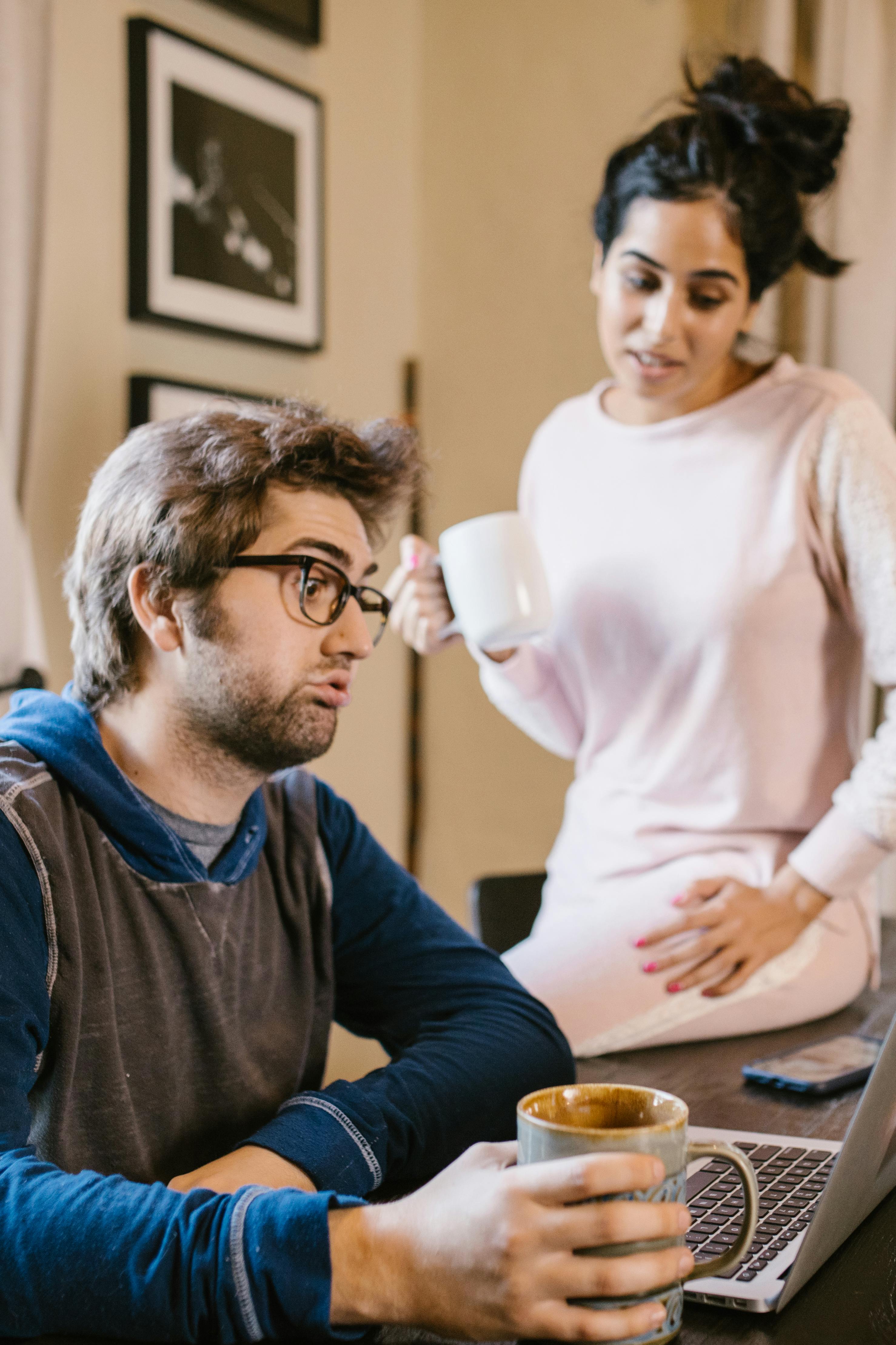 Un couple qui parle en regardant un ordinateur portable | Source : Pexels