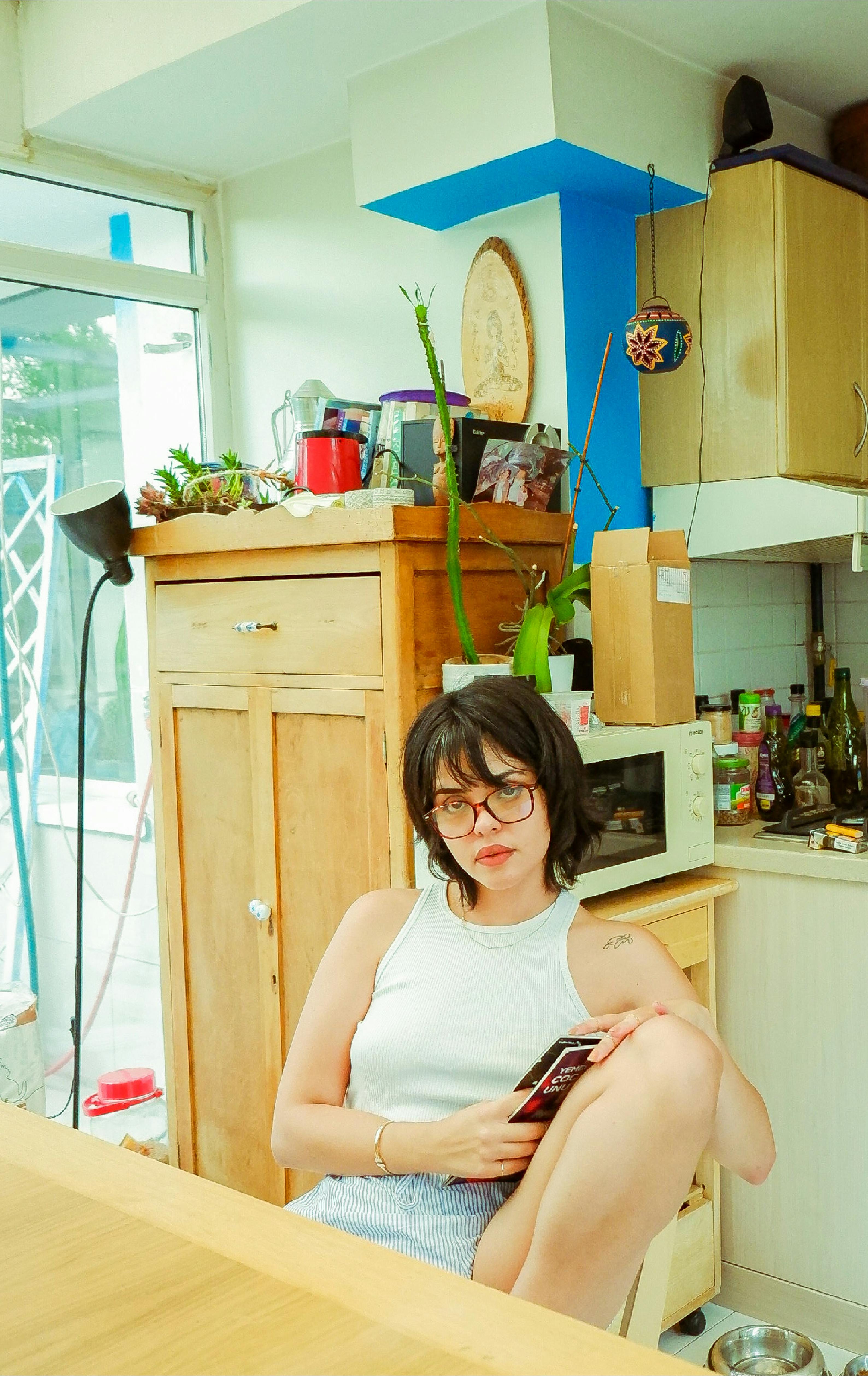 Une femme sérieuse adossée à sa chaise | Source : Pexels