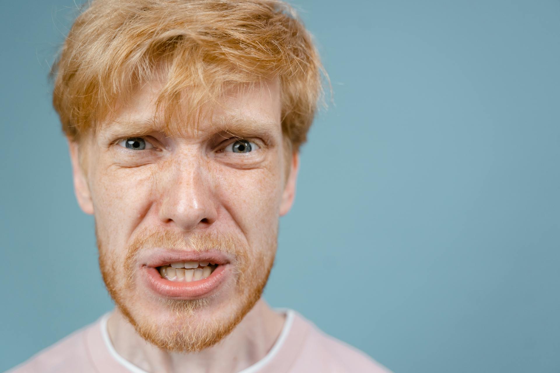 Un homme frustré, aux dents serrées | Source : Pexels
