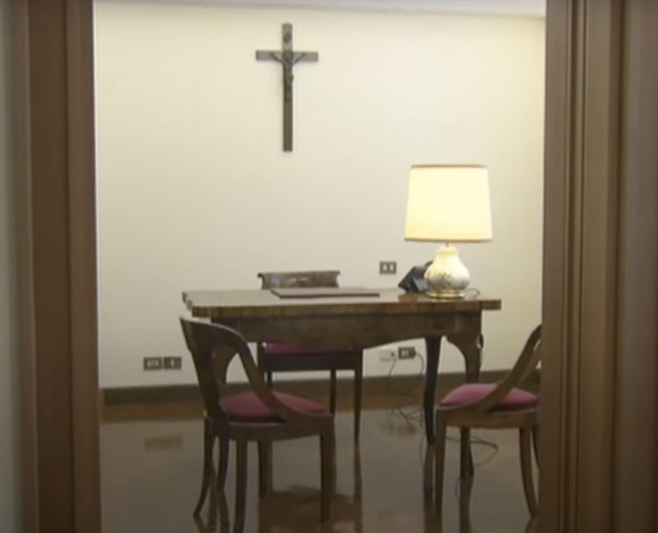 Vue d'ensemble du bureau de l'évêque romain | Source : YouTube/CNN