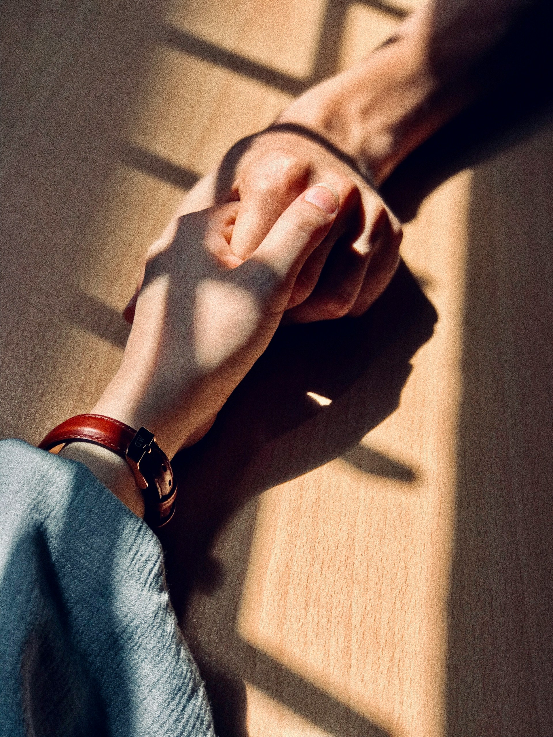Un couple se tenant par la main | Source : Unsplash