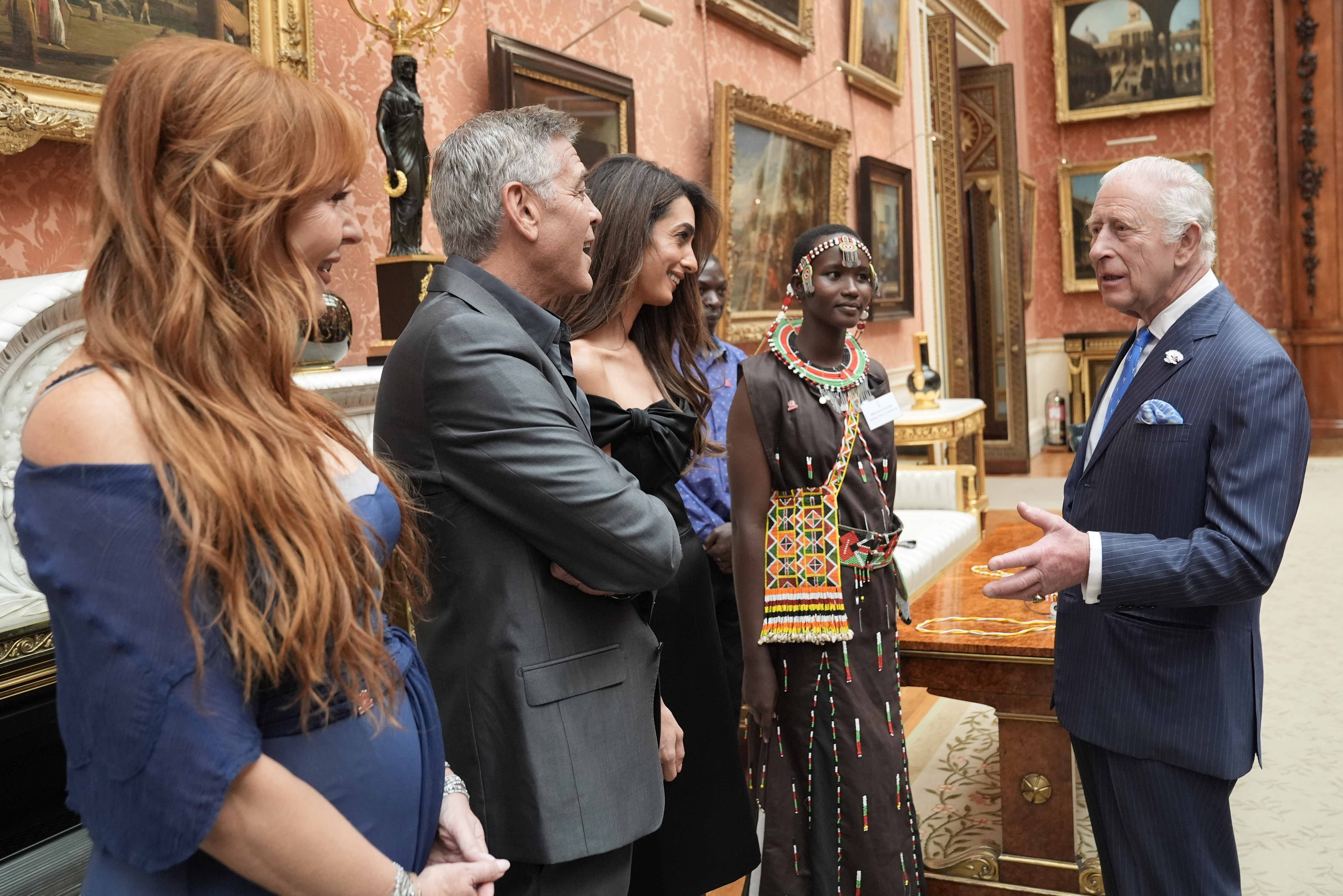 Le roi Charles III s'entretient avec Charlotte Tilbury, ainsi qu'avec George et Amal Clooney lors de l'événement | Source : Getty Images