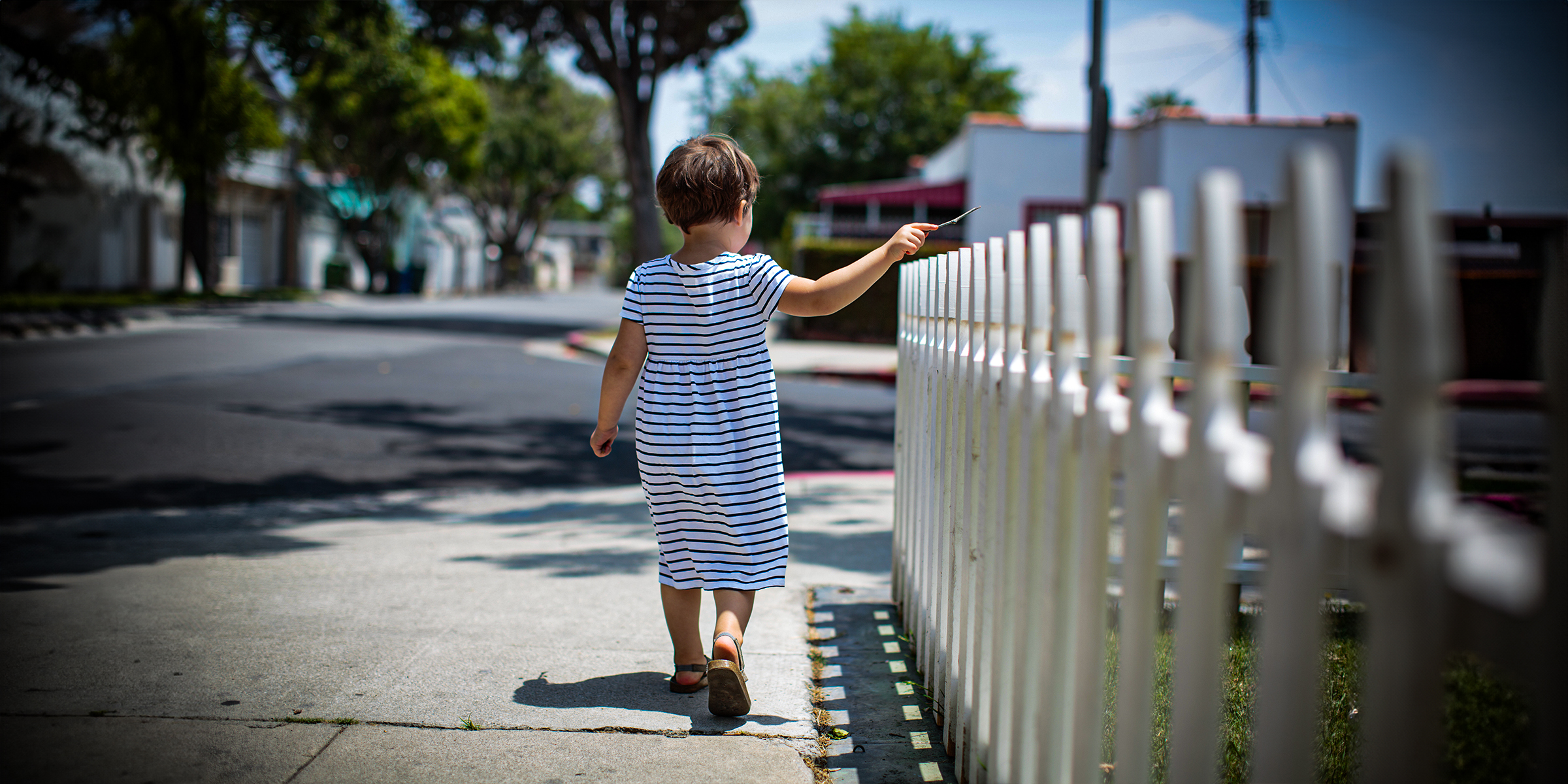 Un enfant marchant près d'une clôture | Source : Shutterstock
