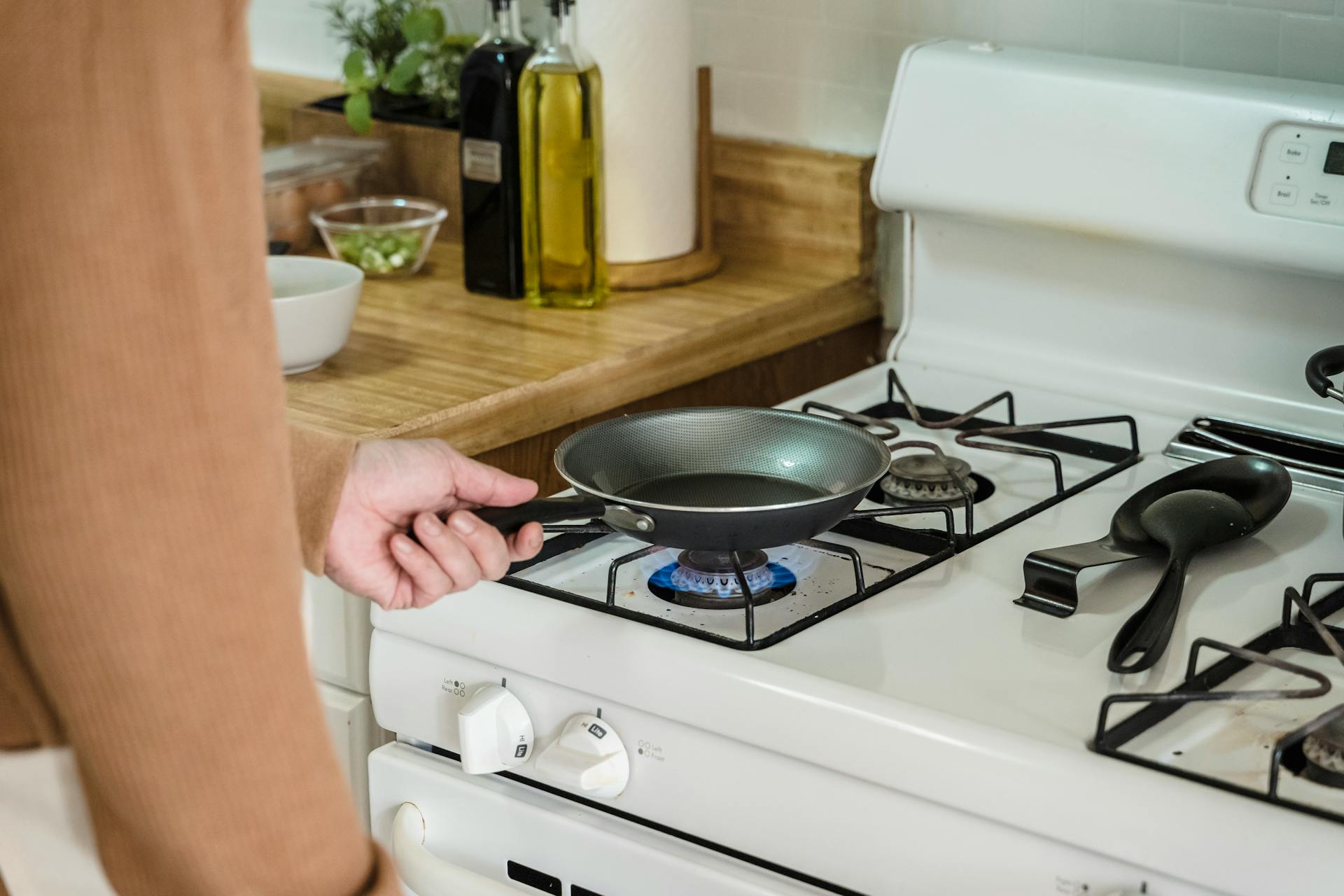 Un homme tenant une poêle à frire | Source : Pexels