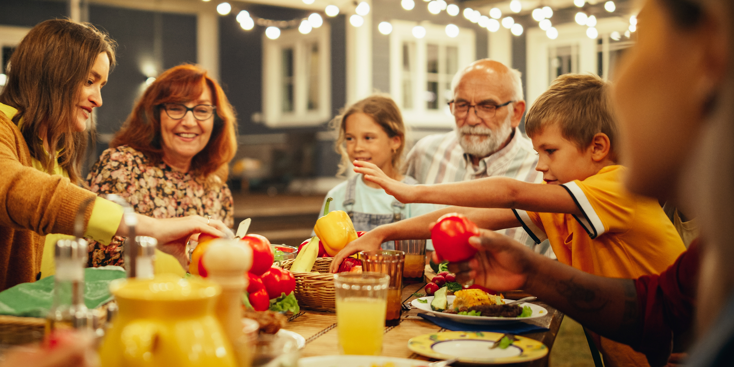 Famille heureuse profitant du dîner | Source : Shutterstock
