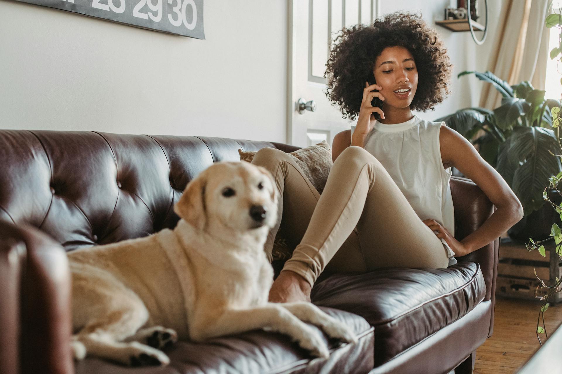 Une femme qui parle au téléphone | Source : Pexels