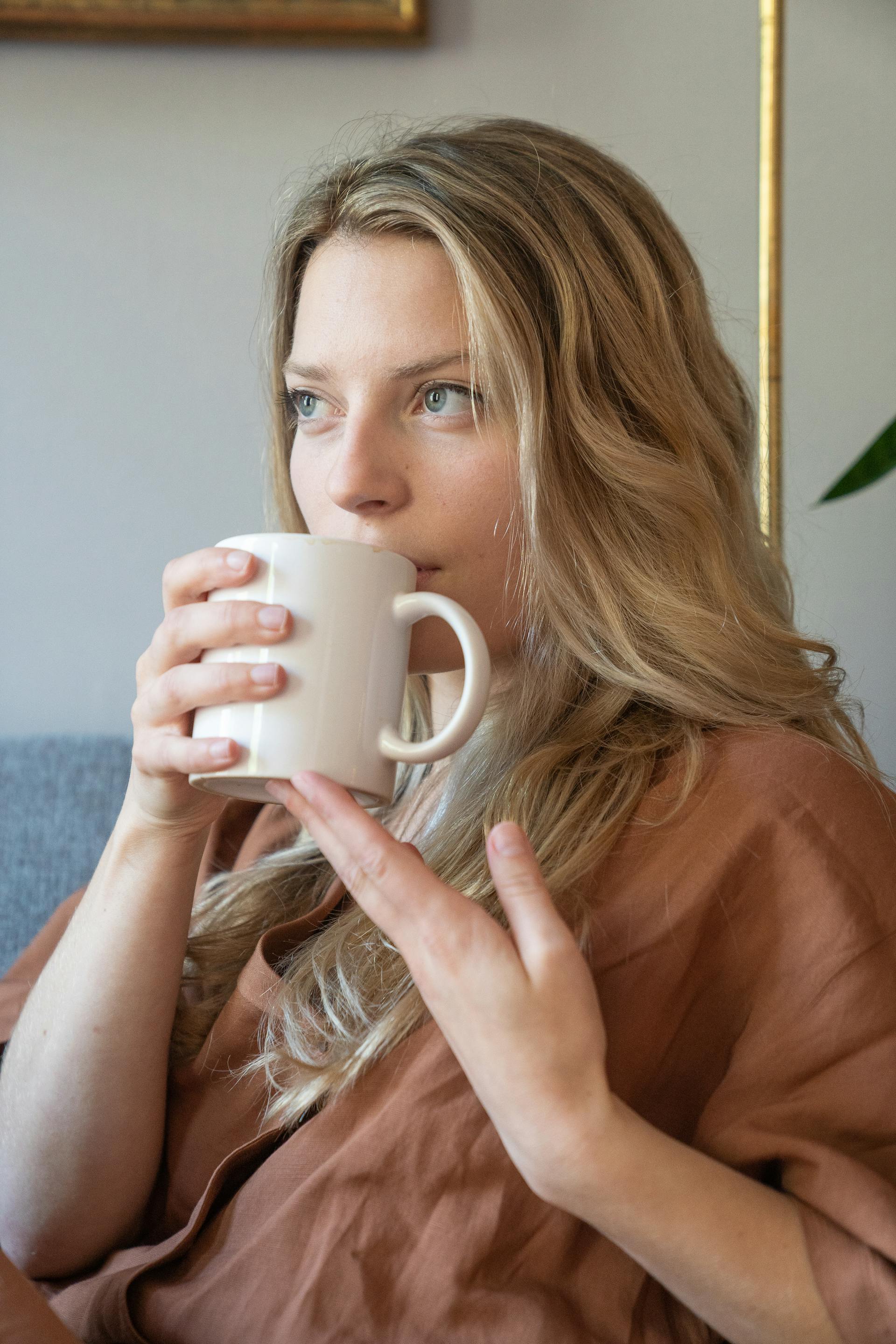 Une femme qui boit du café | Source : Pexels