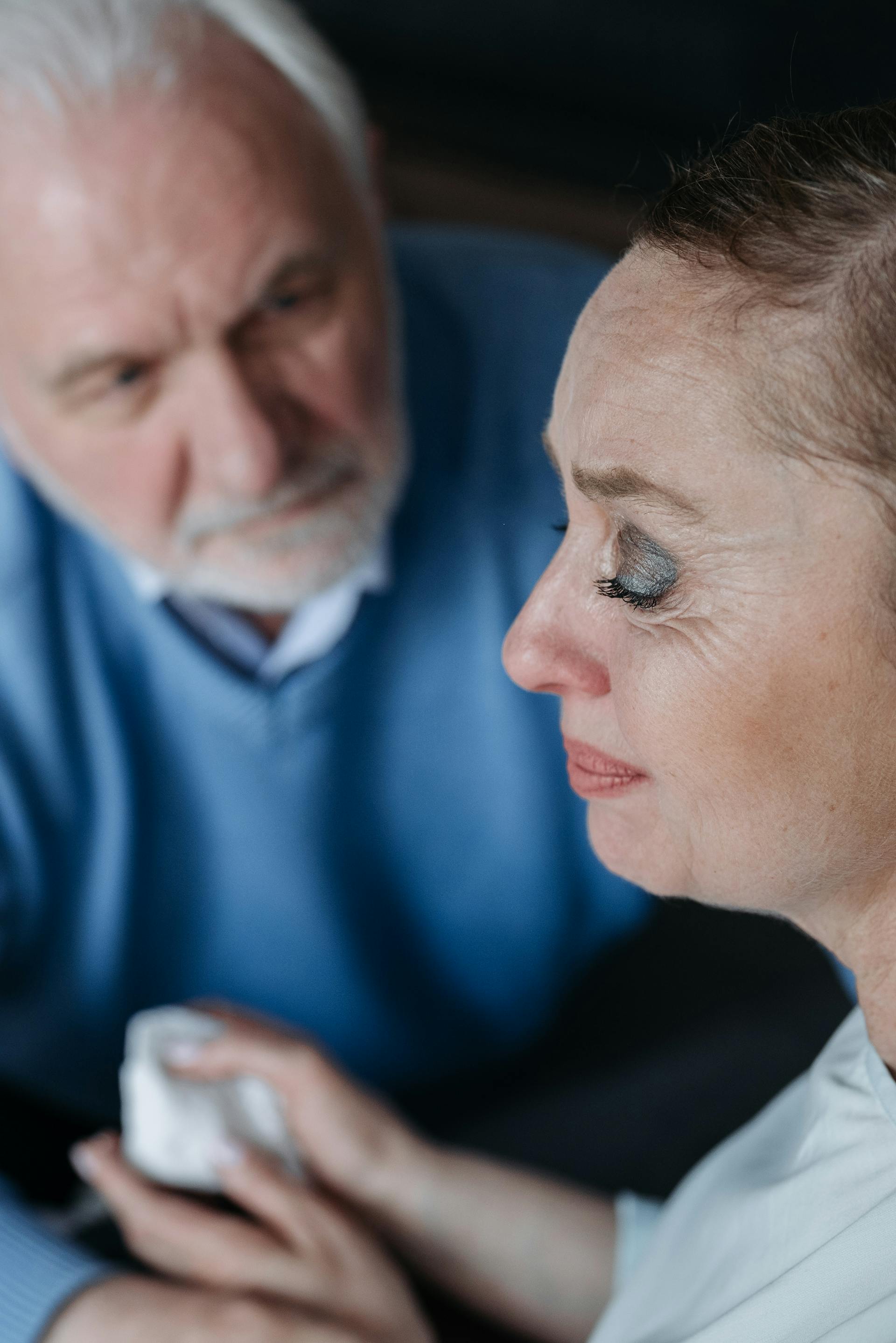 Un homme réconfortant une femme | Source : Pexels