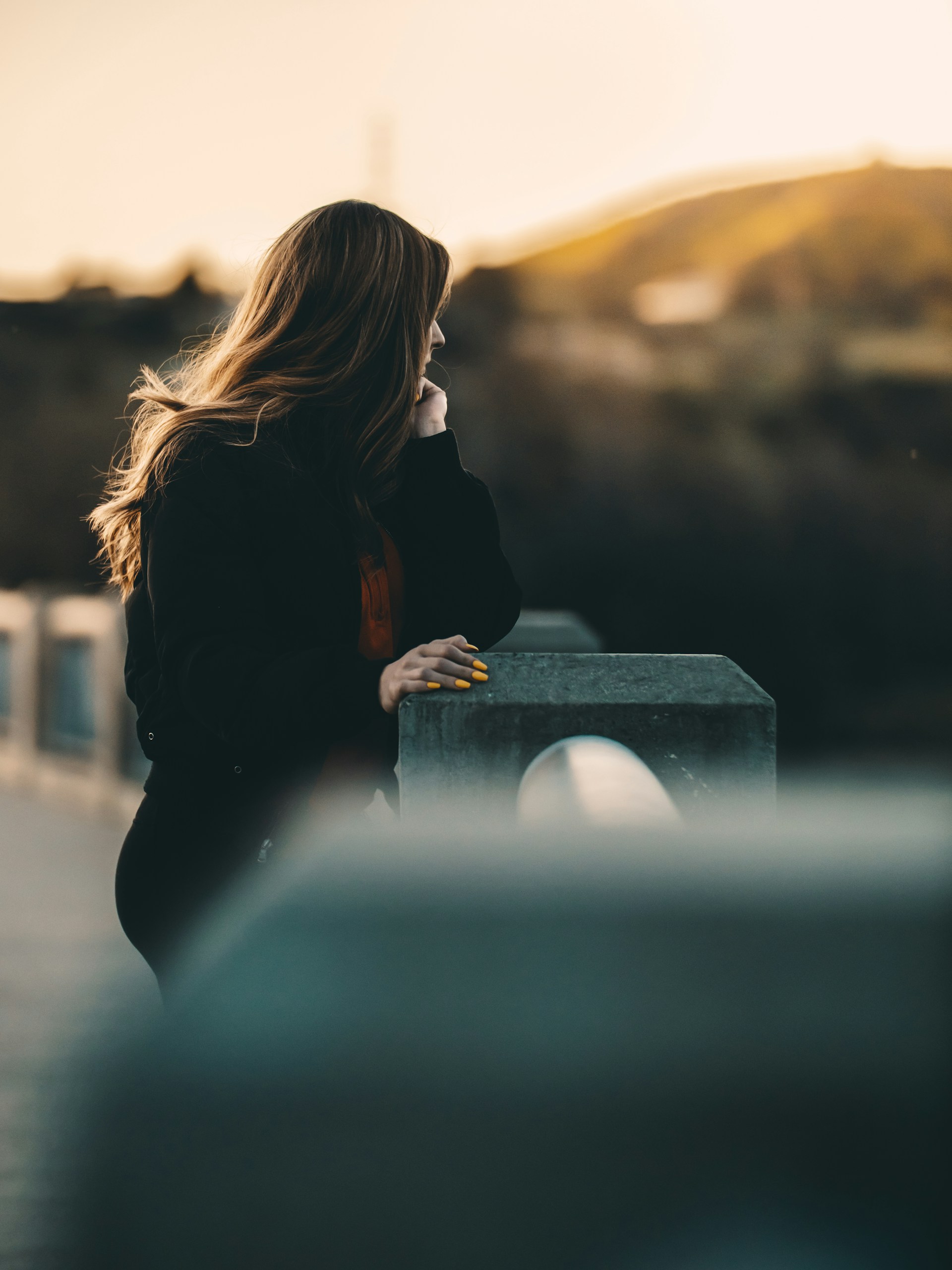 Une femme triste debout sur un pont | Source : Unsplash
