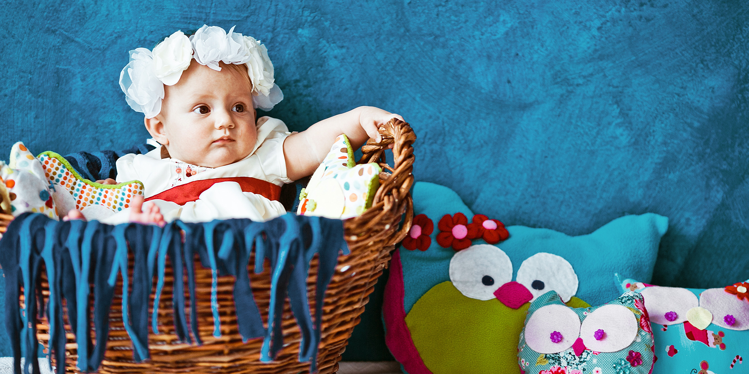 Un bébé dans un panier | Source : Freepik