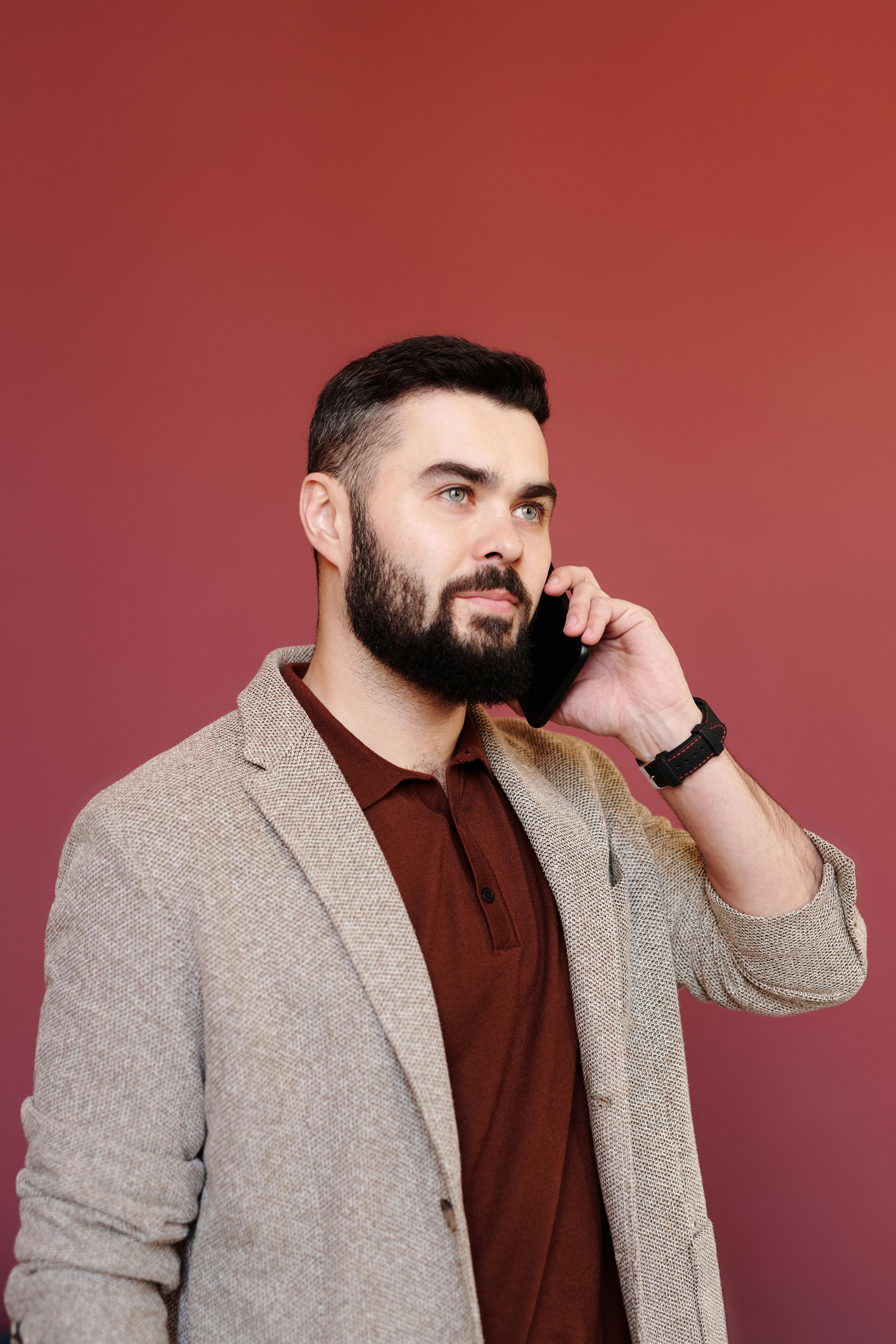 Un homme au téléphone | Source : Pexels