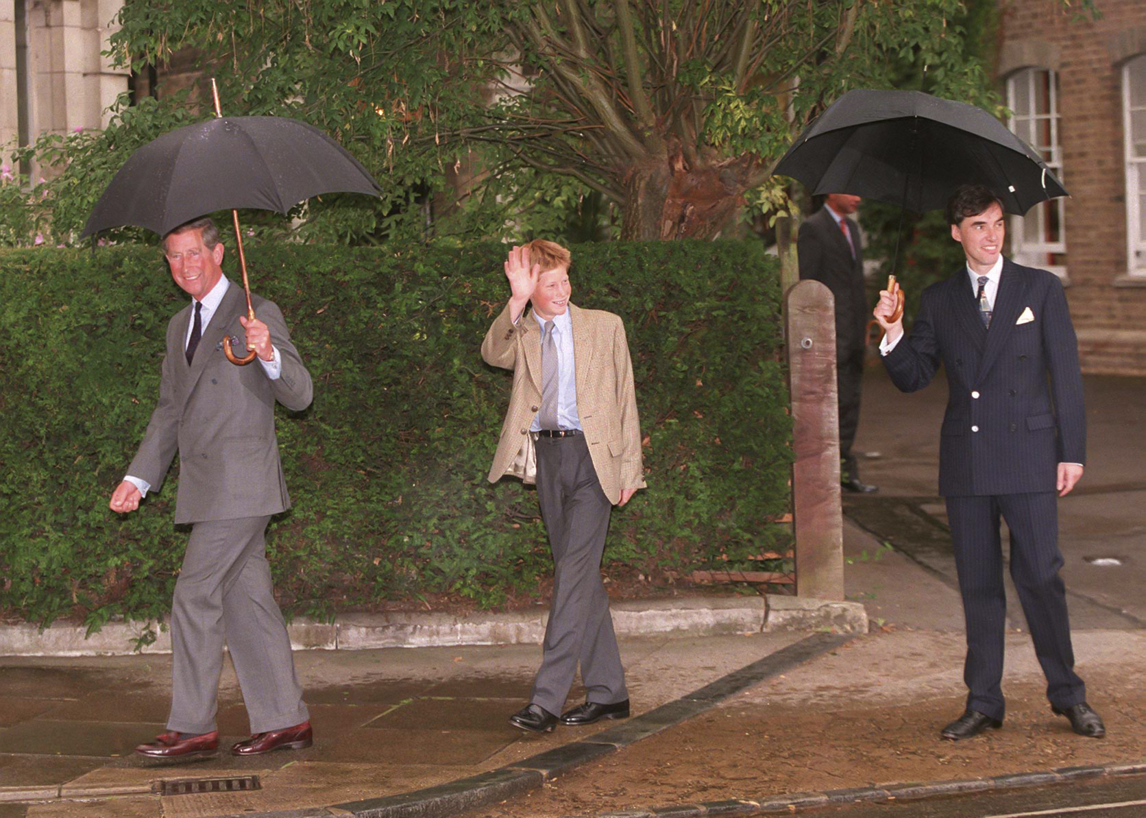Harry est arrivé à Eton en 1998 avec son père, aujourd’hui le roi Charles III, et le directeur de maison, le Dr Andrew Gailey. Son inscription a suivi celle de William et a précédé l’arrivée de George, près de trois décennies plus tard. | Source : Getty Images