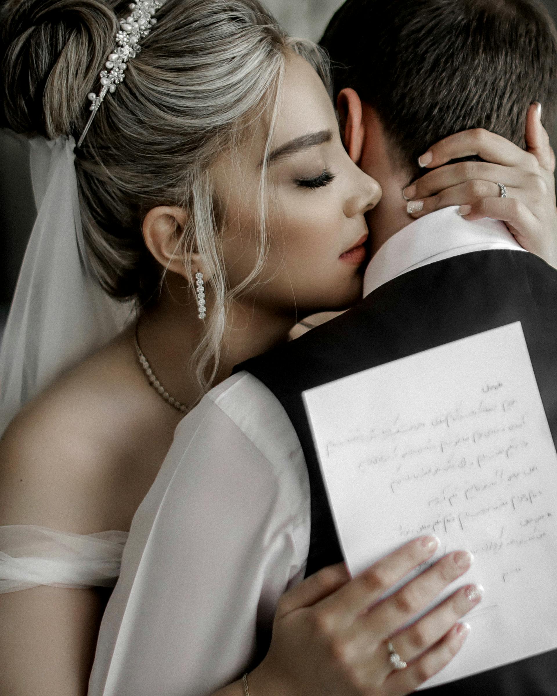 Une mariée et un marié s'étreignent | Source : Pexels