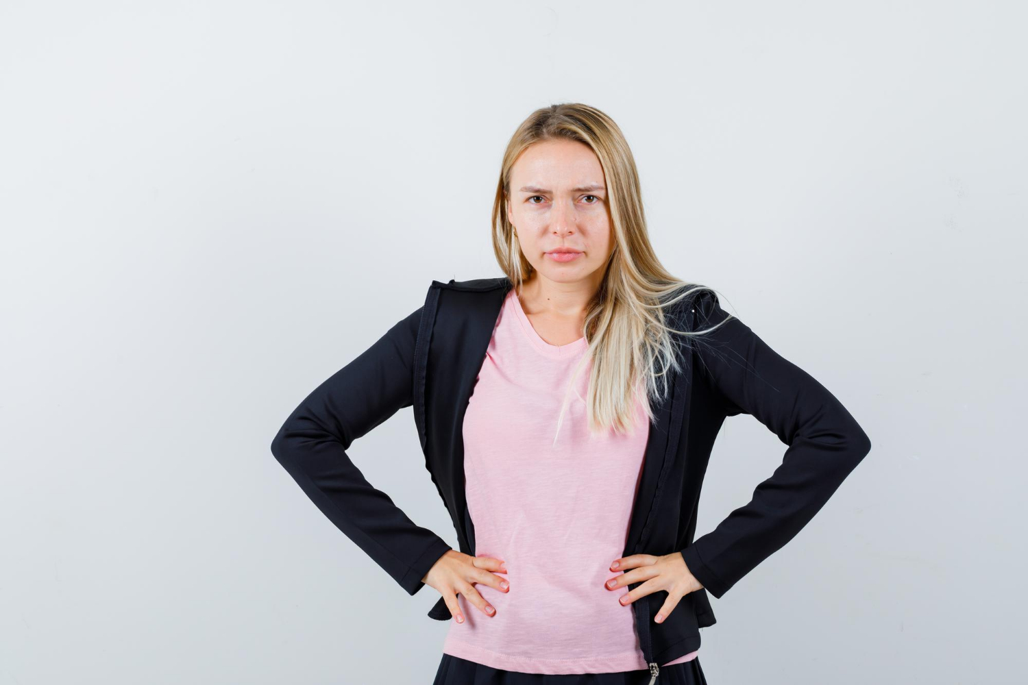 Une femme agacée, les mains sur la hanche | Source : Freepik