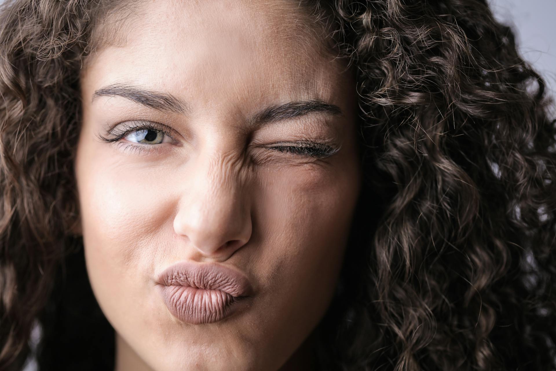 Une femme qui fait un clin d'œil | Source : Pexels