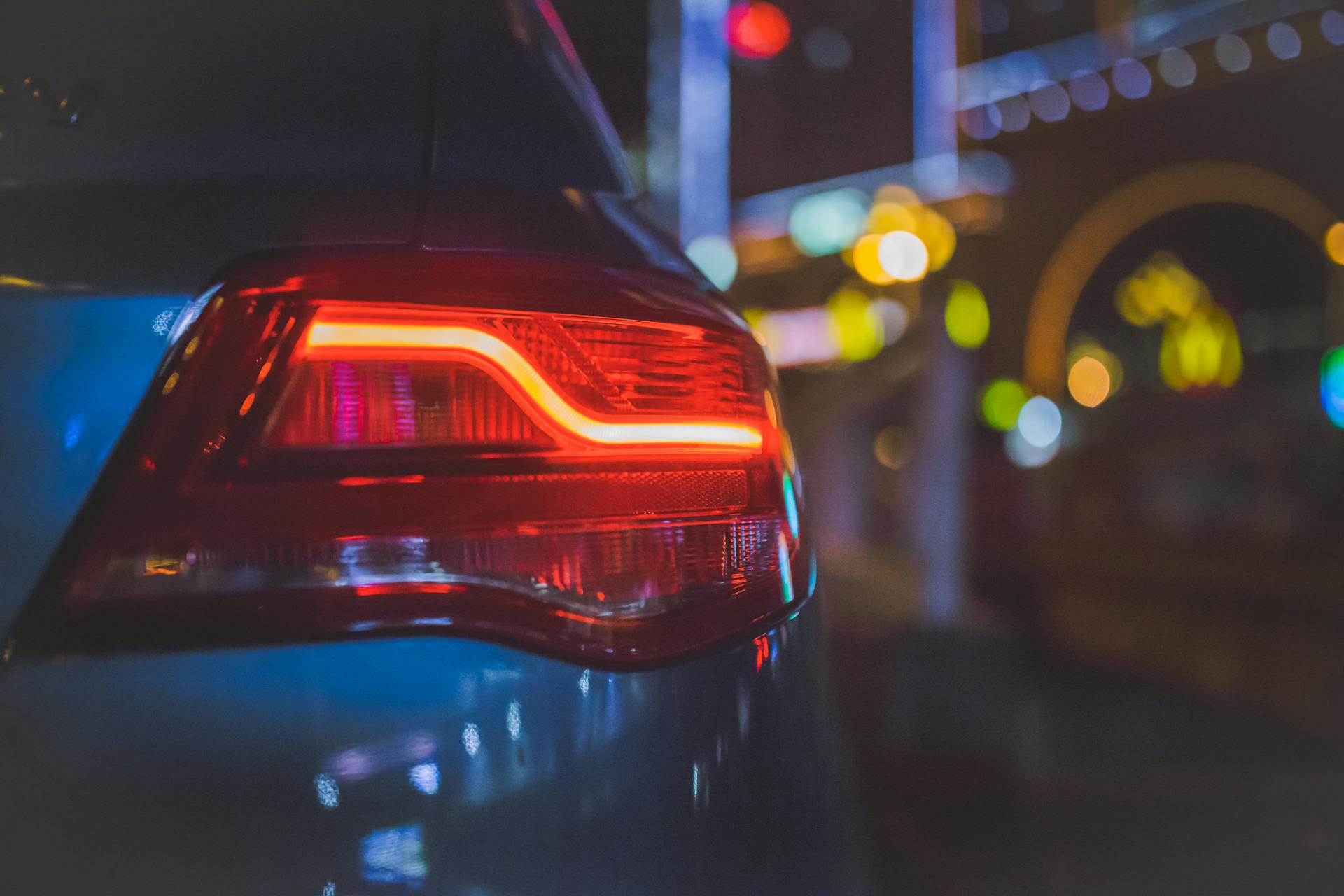 Feu arrière d'une voiture | Source : Pexels