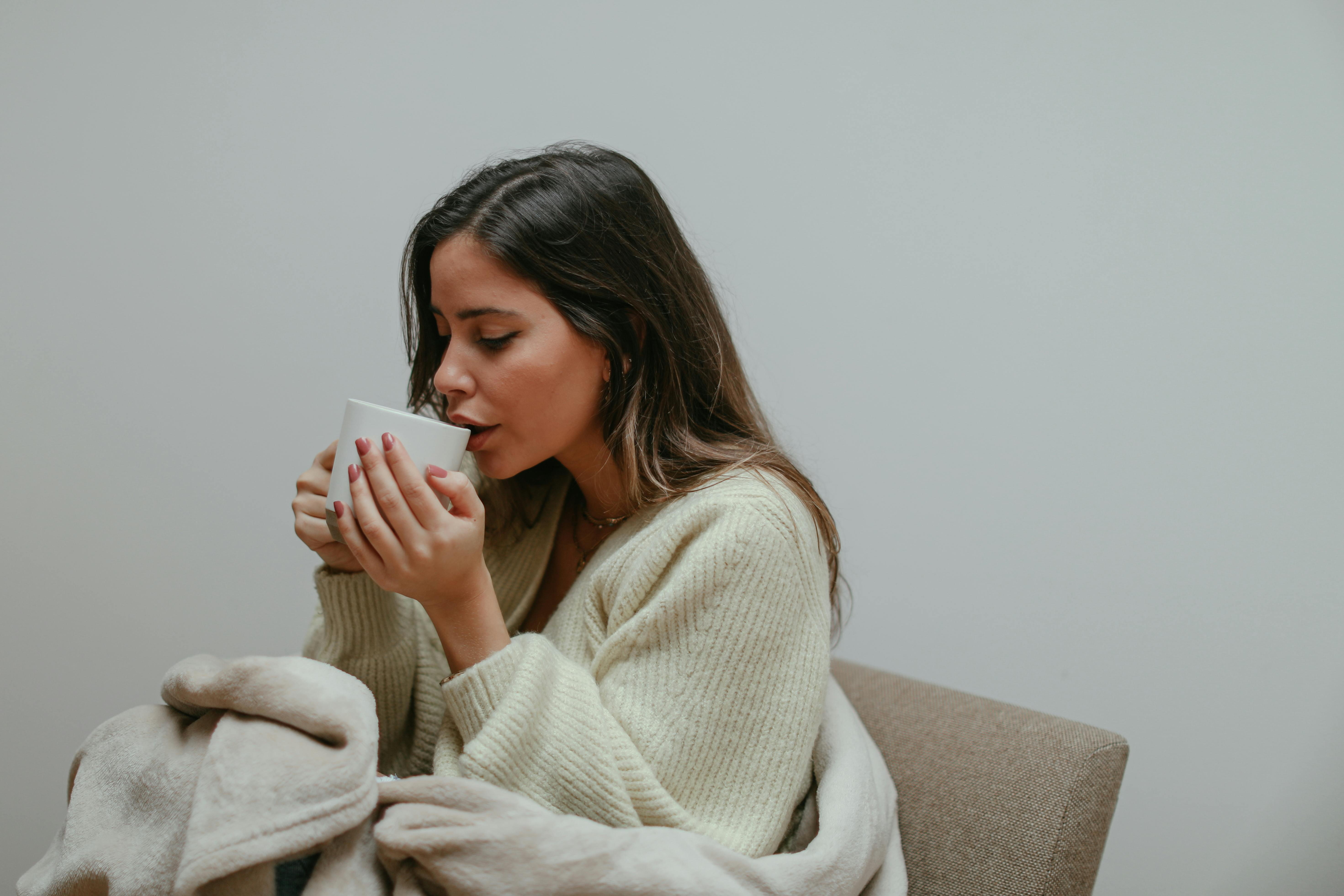 Une femme sirotant une tasse de thé | Source : Pexels