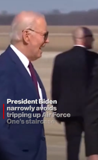 L'ancien président américain Joe Biden souriant aux personnes rassemblées par Air Force One avant de se rendre sur les marches, posté le 21 février 2024. | Source : YouTube/New York Post
