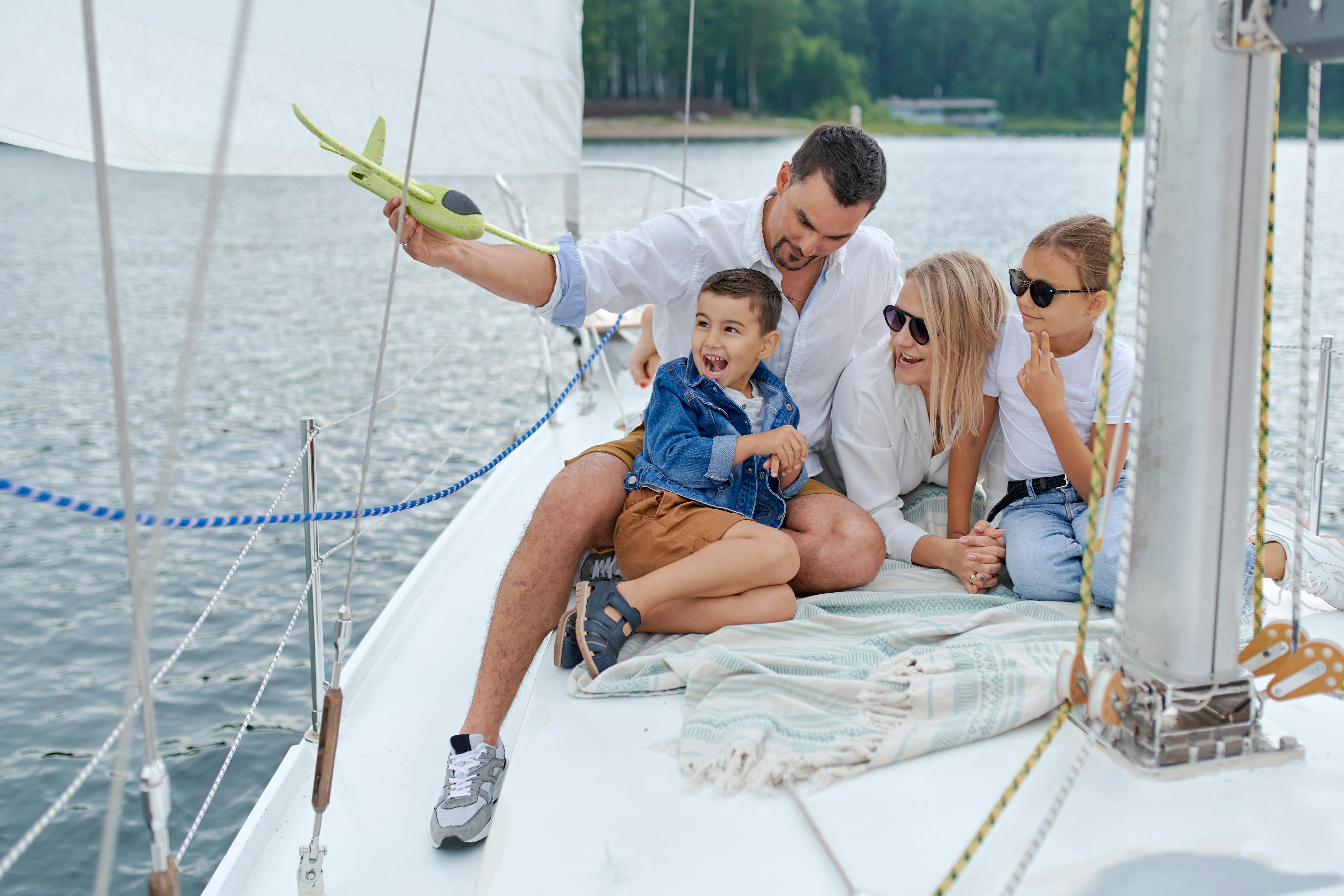 Une famille aisée sur son yacht | Source : Pexels