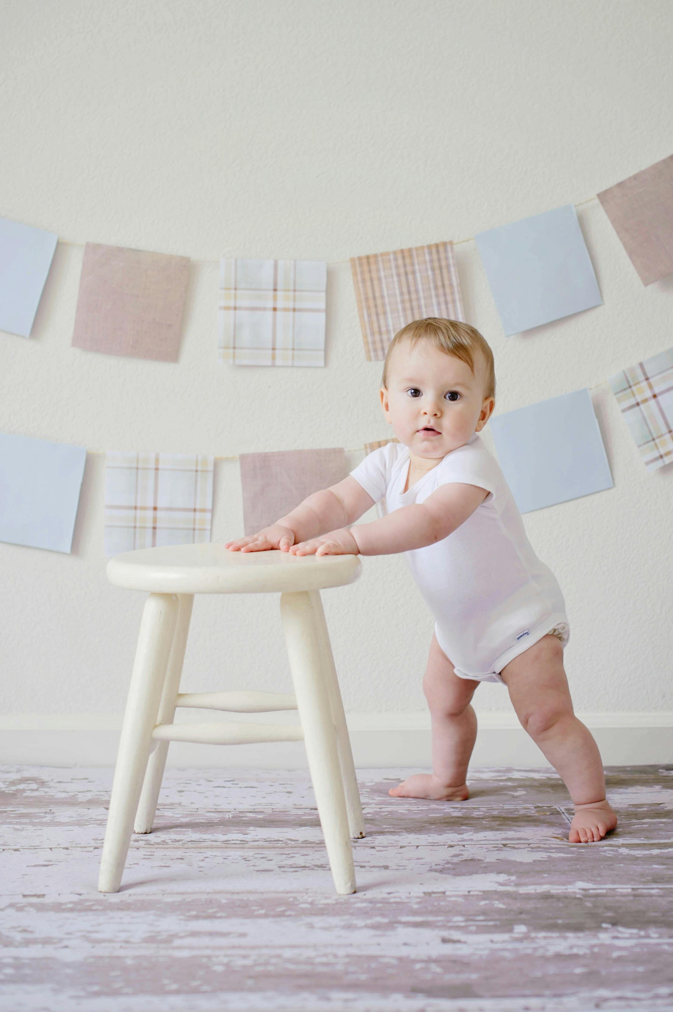 Un bébé qui s'accroche à un tabouret | Source : Pexels