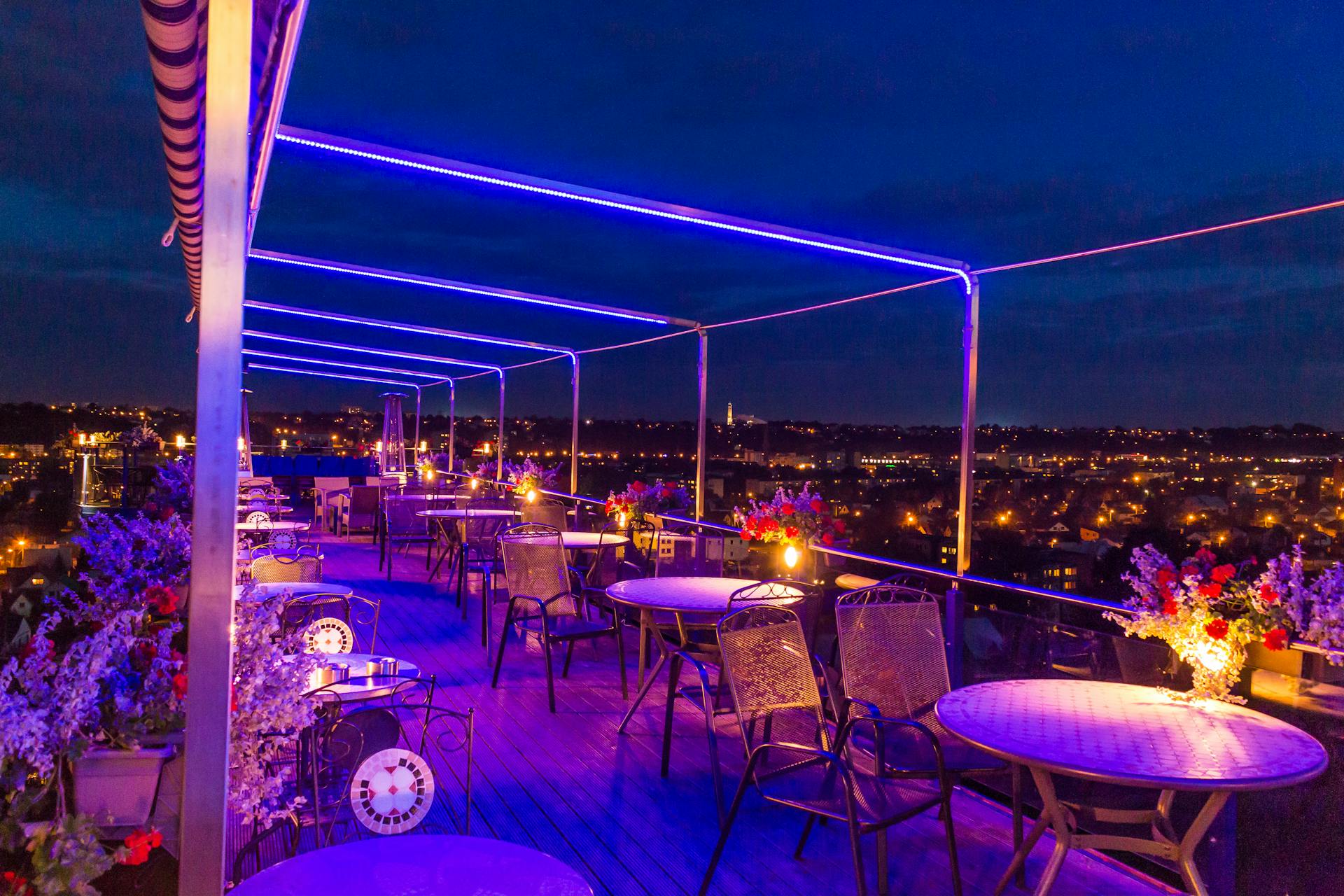 Une vue nocturne époustouflante d'un restaurant sur le toit | Source : Pexels