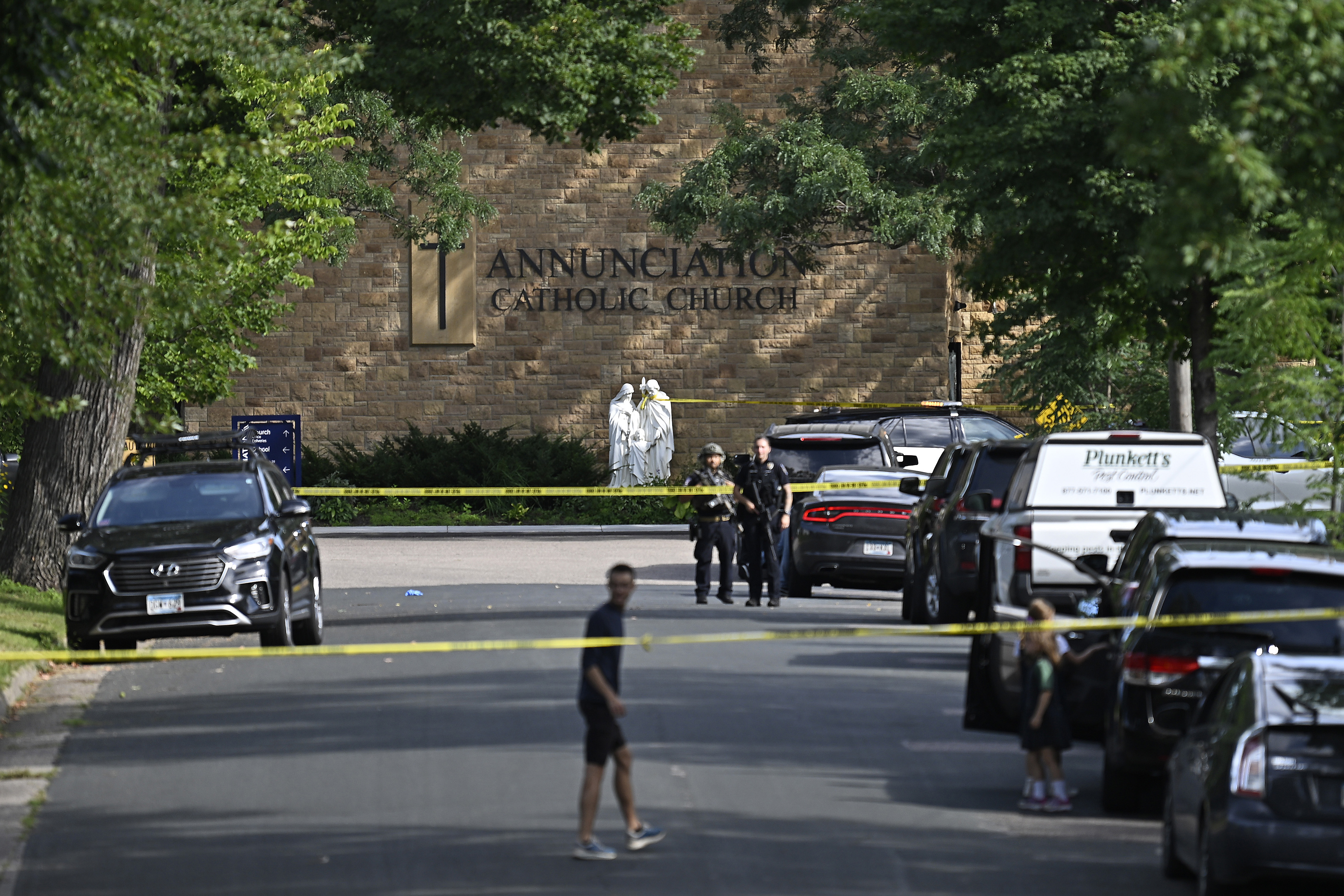 La police sécurise les lieux à l'extérieur de l'église catholique Annunciation après qu'un tireur a ouvert le feu pendant une messe scolaire, tuant deux enfants et en blessant d'autres, le 27 août 2025 | Source : Getty Images