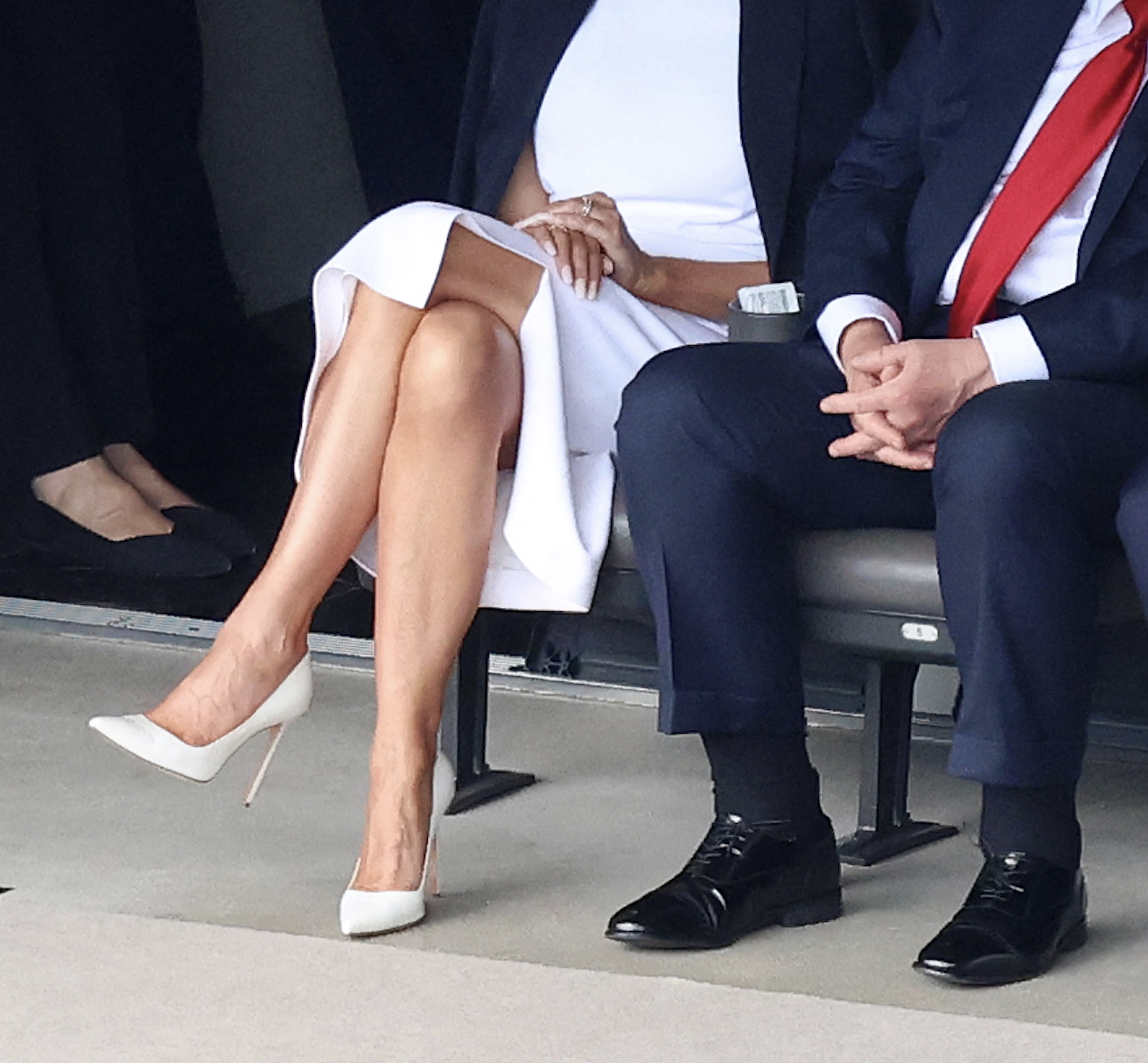 Gros plan sur les jambes de Donald Trump alors qu'il assiste au match final de la Coupe du monde des clubs de la FIFA 2025, le 13 juillet 2025. | Source : Getty Images