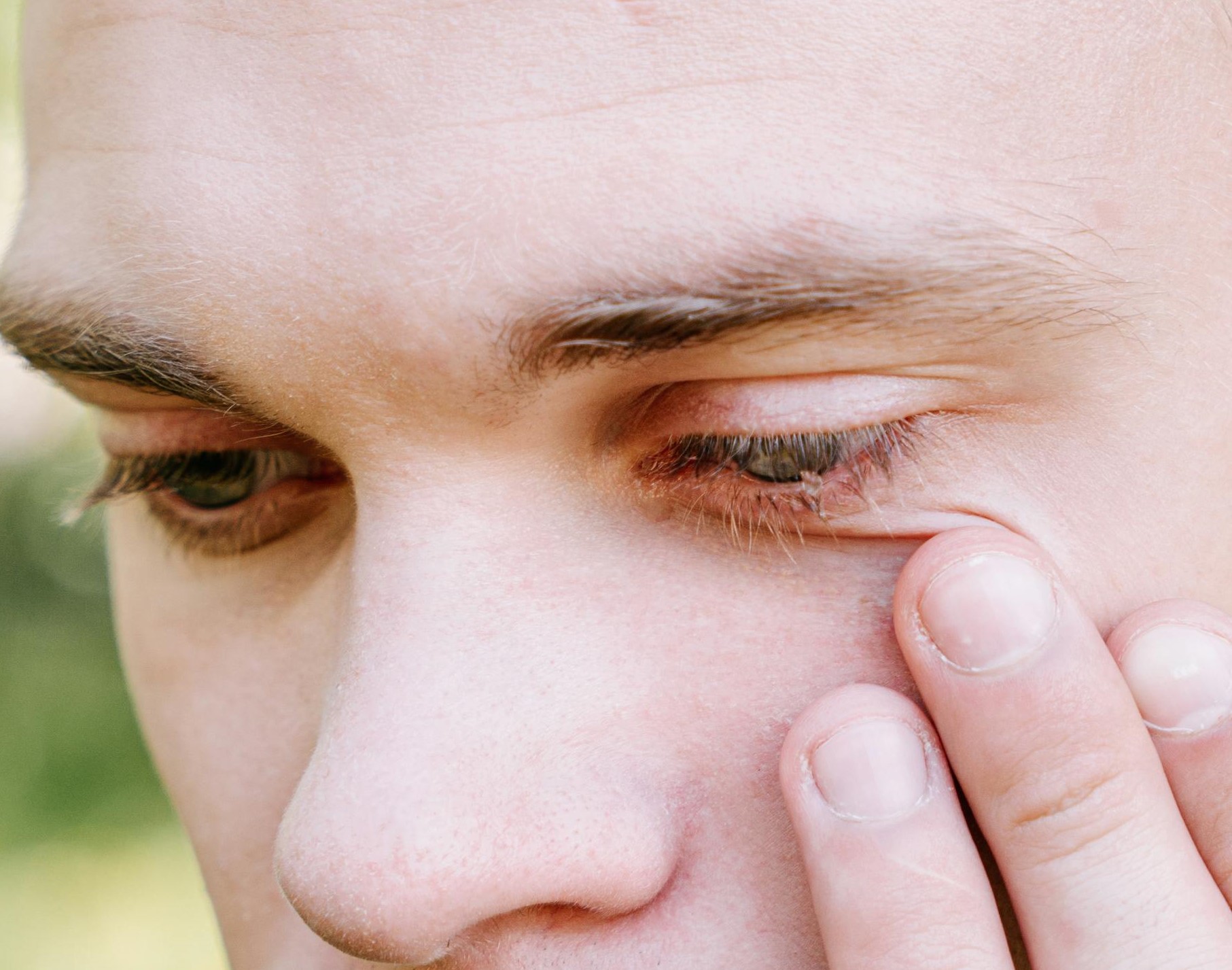 Un homme essuie ses larmes | Source : Pexels
