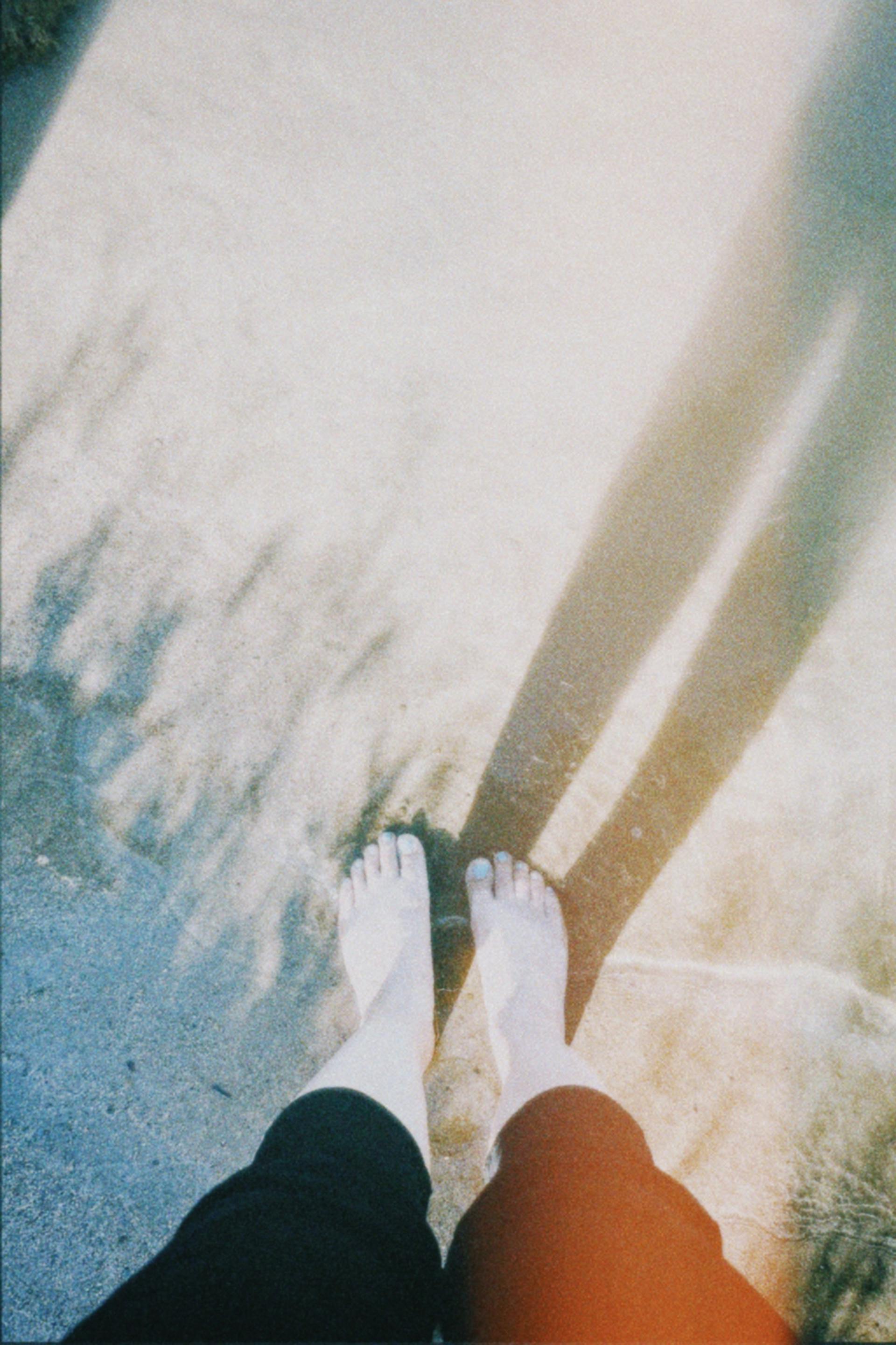 Une femme debout pieds nus sur le sol | Source : Pexels
