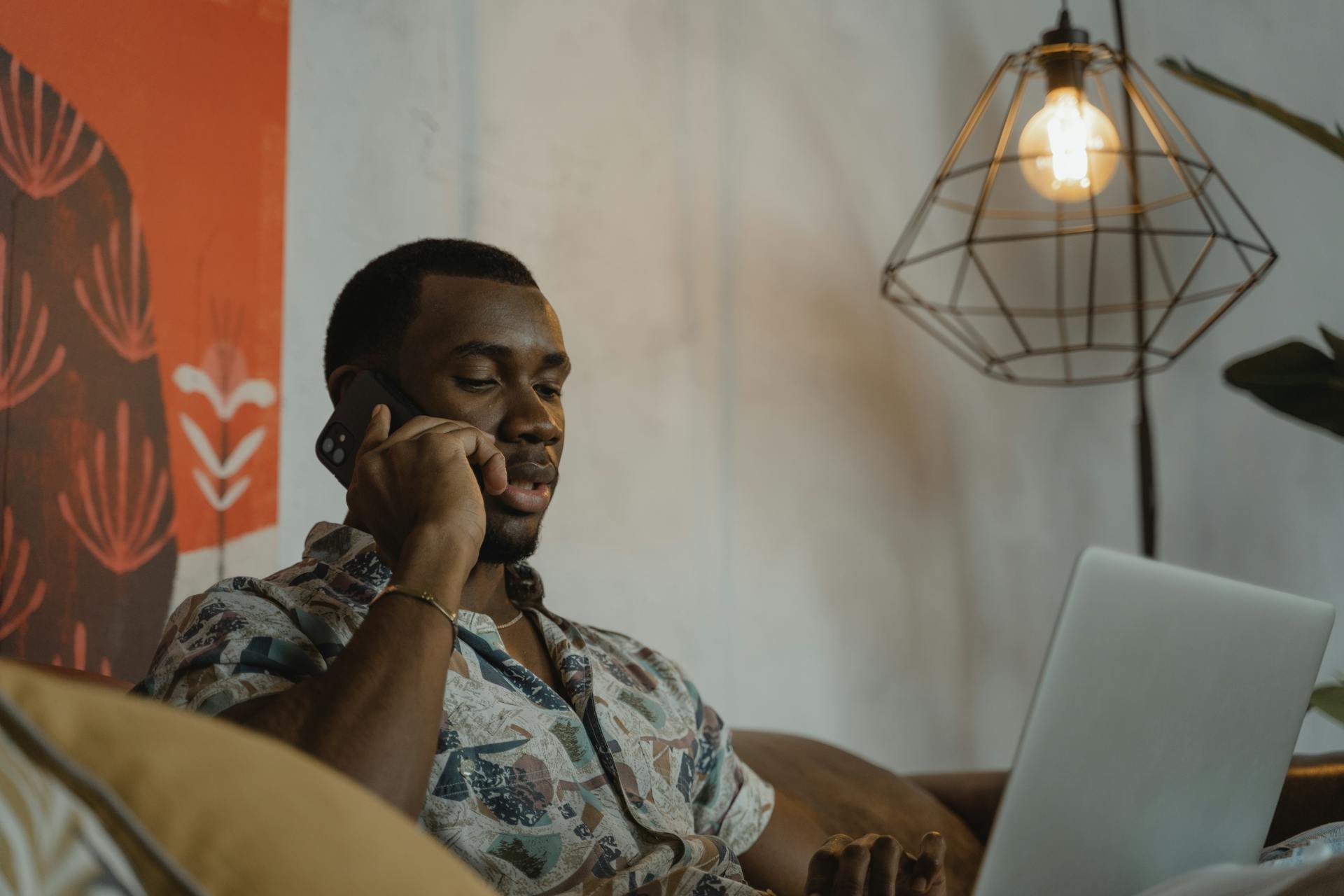 Un homme au téléphone | Source : Pexels