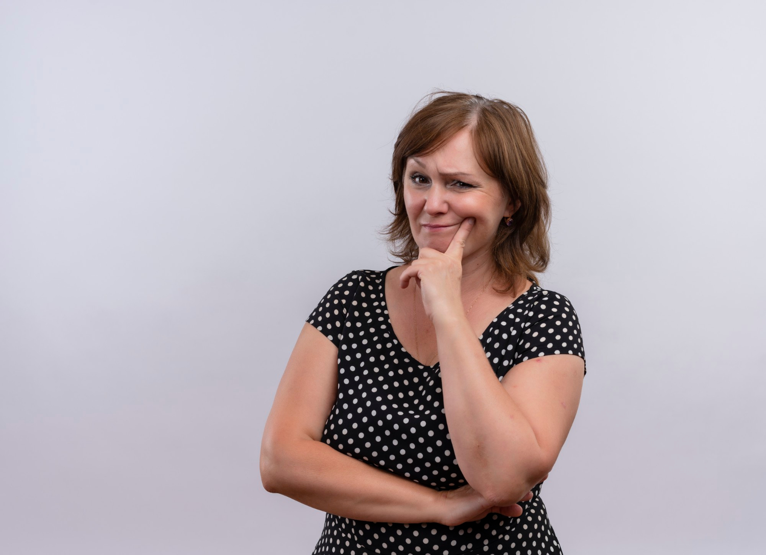 Une femme réfléchie | Source : Freepik