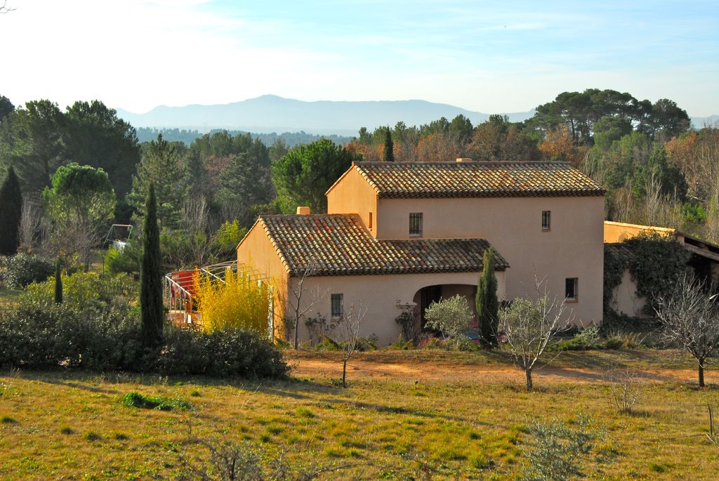 France, Bouches-du-Rhône, provence, la Montagne Sainte-Victoire et le village de Puyloubier. | Source : Getty Images
