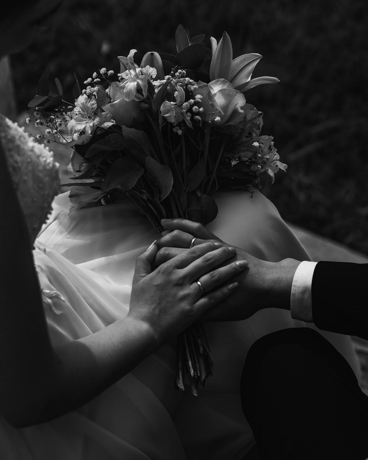 Une mariée et d'un marié se tenant par la main | Source : Pexels