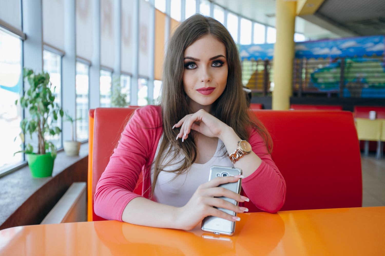 Une femme qui sourit en regardant fixement | Source : Freepik