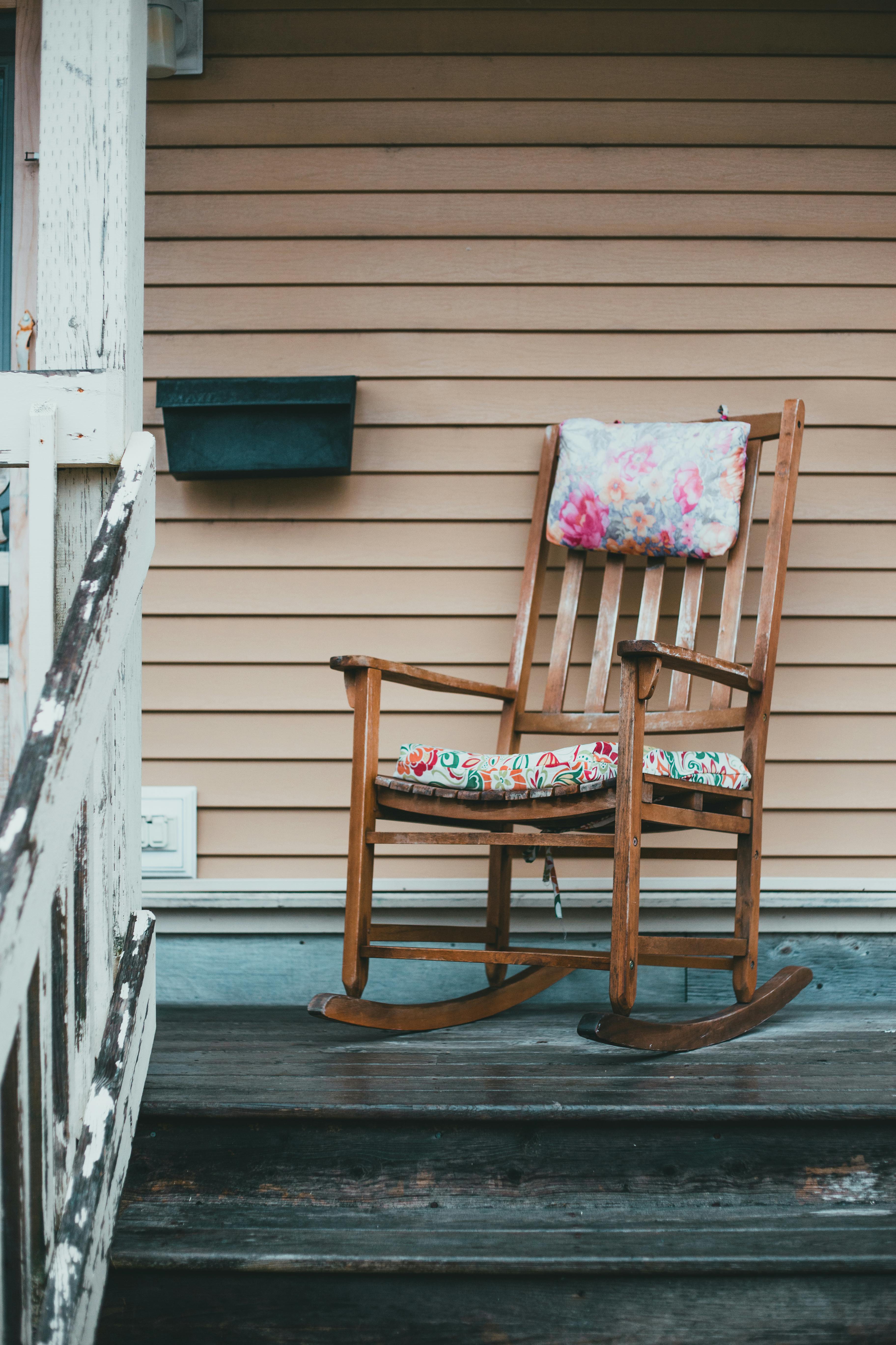 Une chaise à bascule sur un porche | Source : Pexels