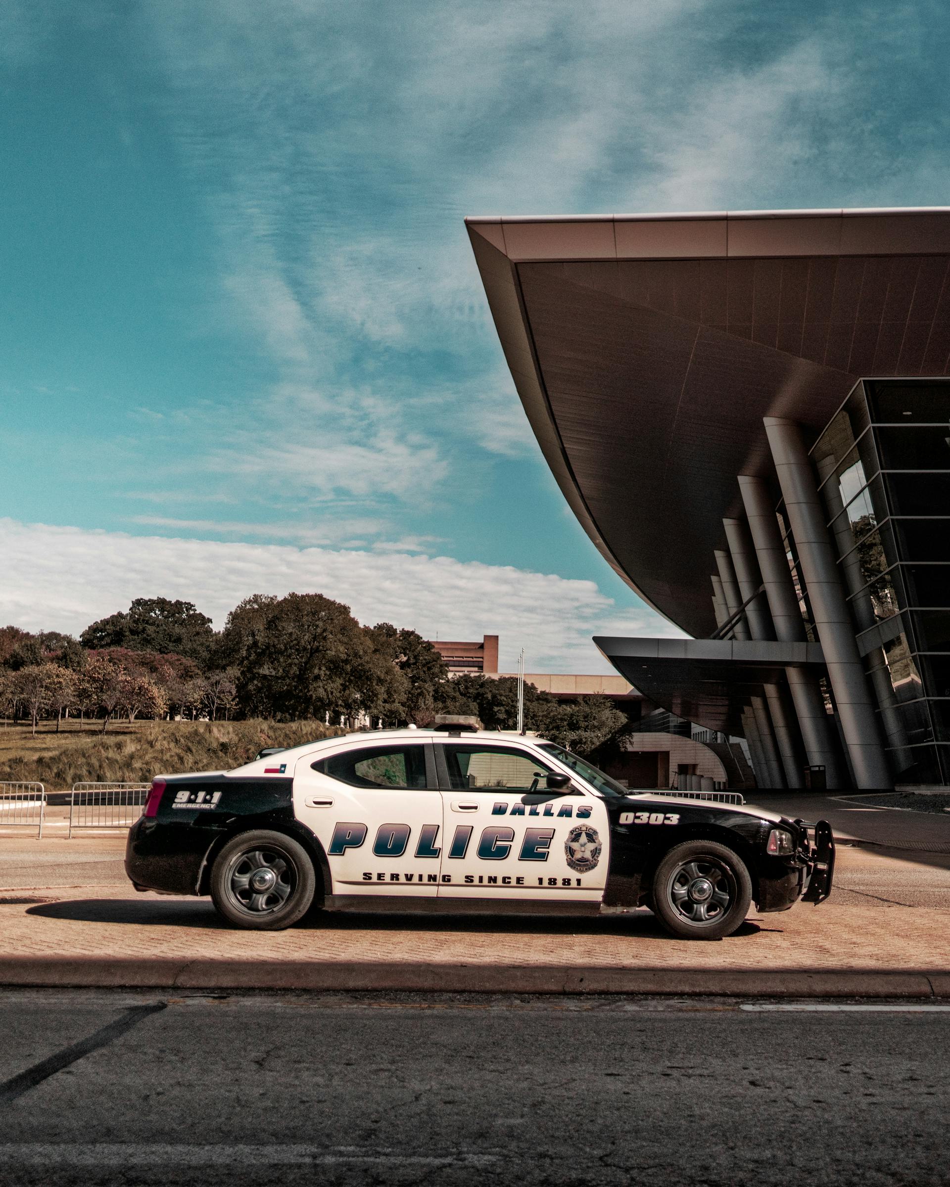 Une voiture de police garée près d'un bâtiment | Source : Pexels