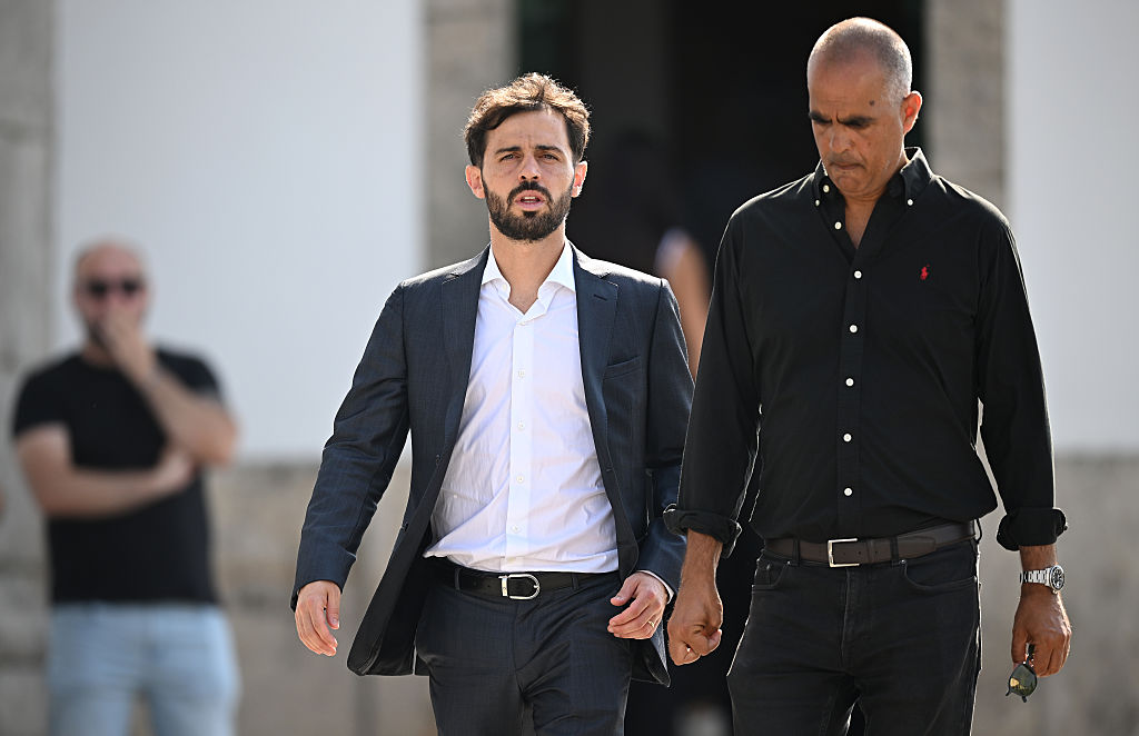 Bernardo Silva, joueur de Manchester City et de l'équipe nationale du Portugal, est vu lors des funérailles organisées pour Diogo Jota et son frère Andre Silva à l'Igreja Matriz de Gondomar le 05 juillet 2025 à Gondomar, Portugal. | Source : Getty Images