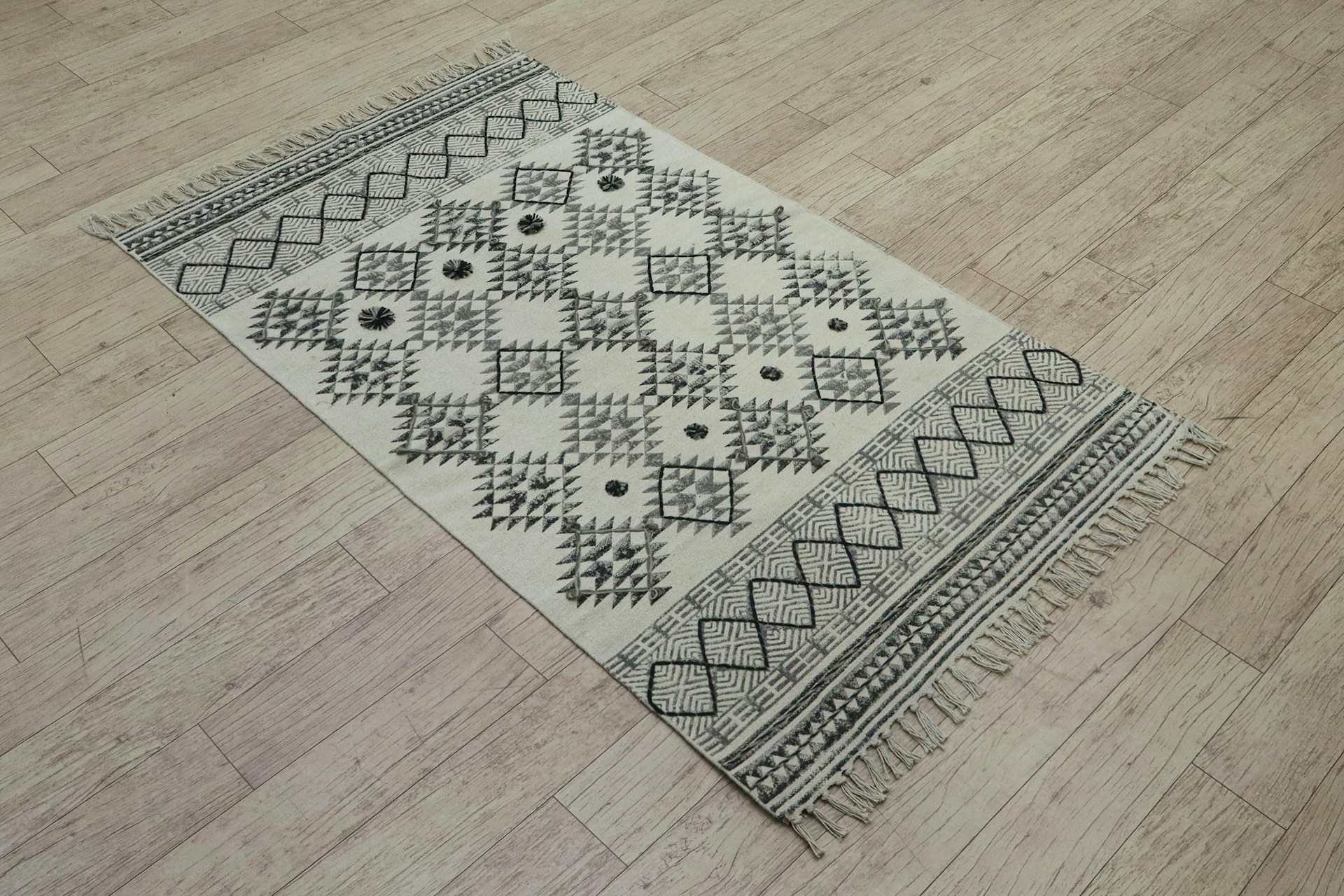Un tapis sur le sol | Source : Unsplash