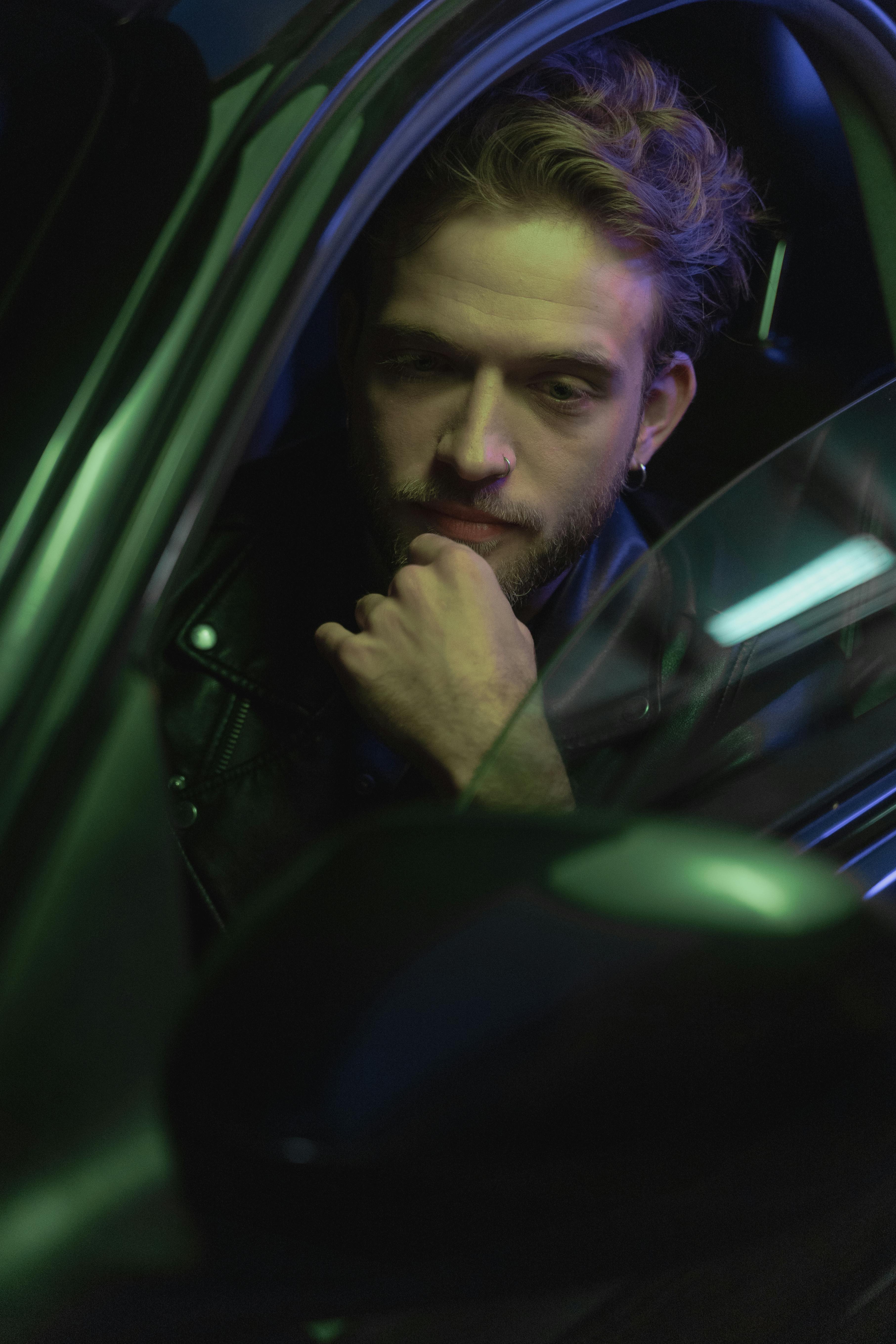 Un homme sérieux qui attend dans une voiture | Source : Pexels