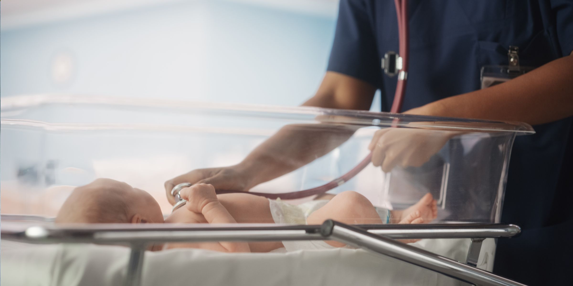 Une infirmière qui s'occupe d'un nouveau-né dans un hôpital | Source : Shutterstock