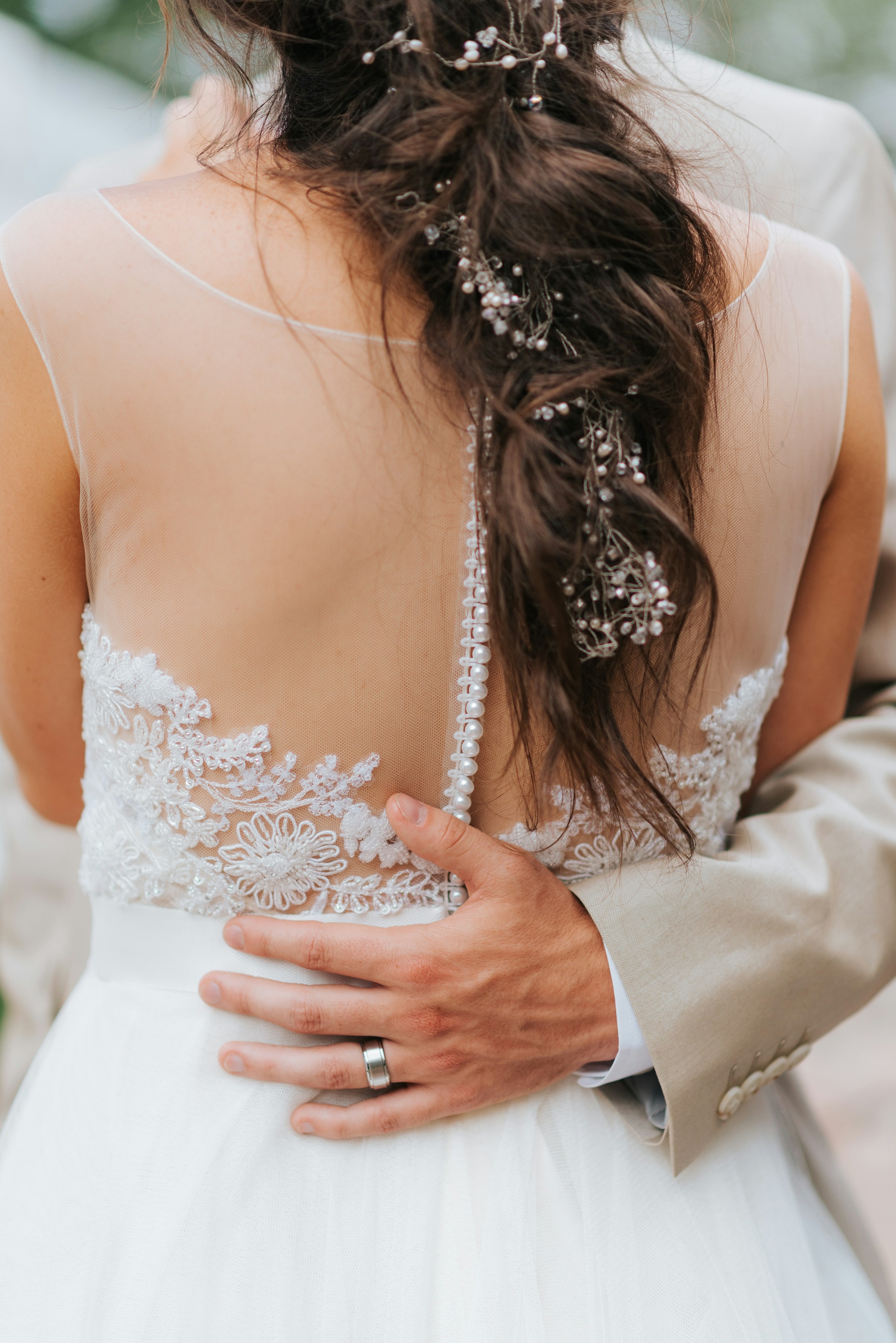 Un marié qui tient sa femme | Source : Unsplash