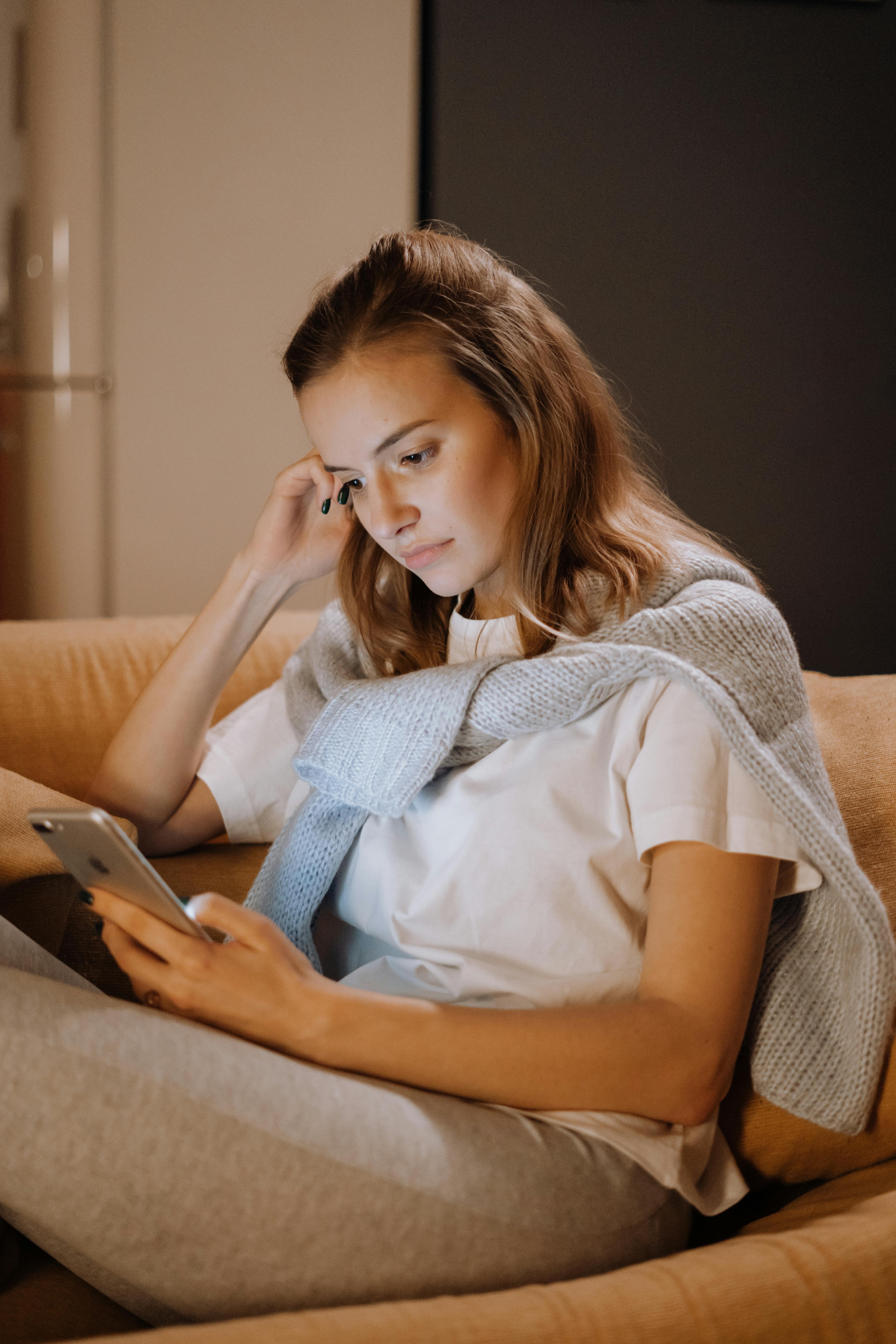 Femme faisant défiler son téléphone | Source : Pexels