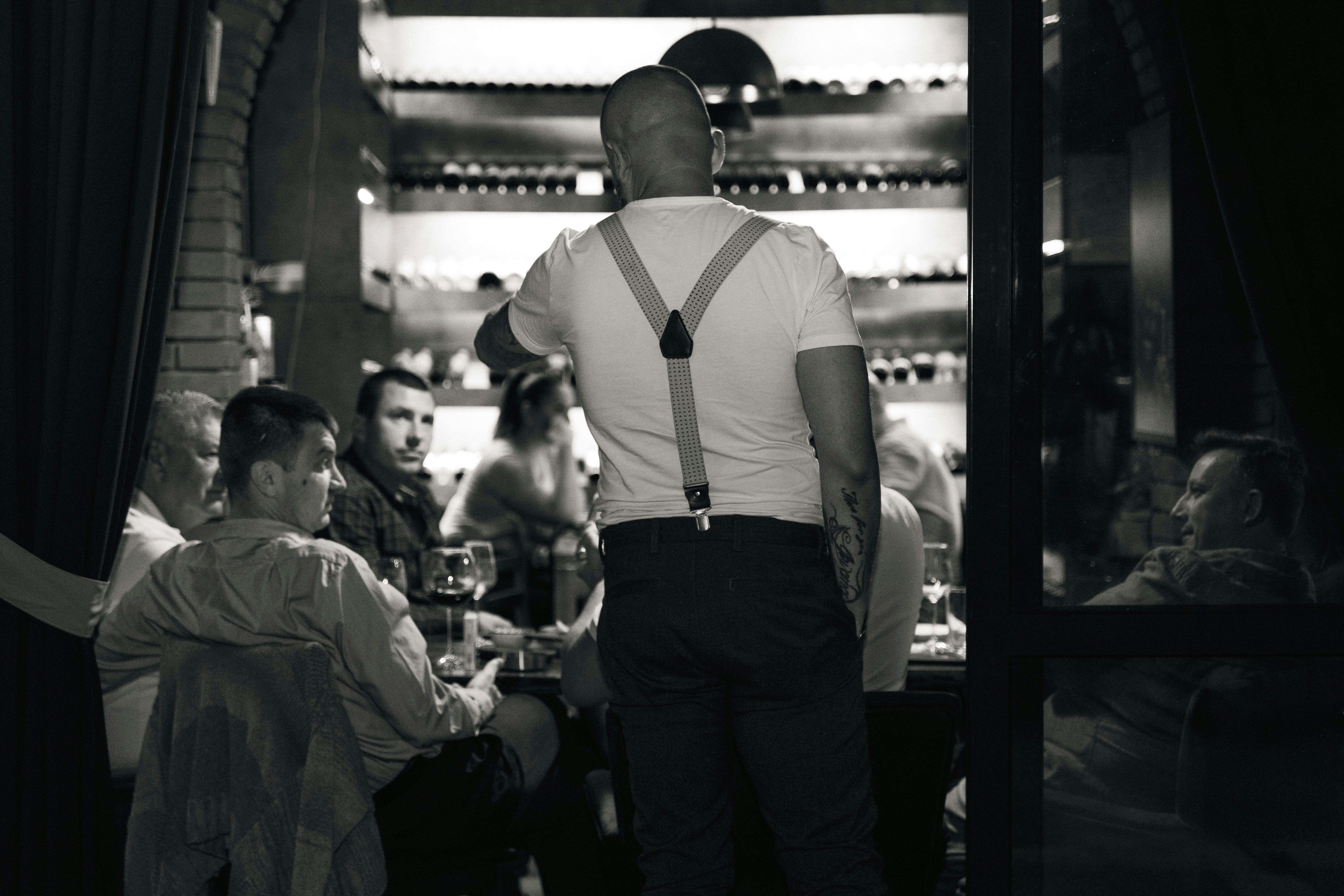 Un homme debout dans un restaurant | Source : Unsplash