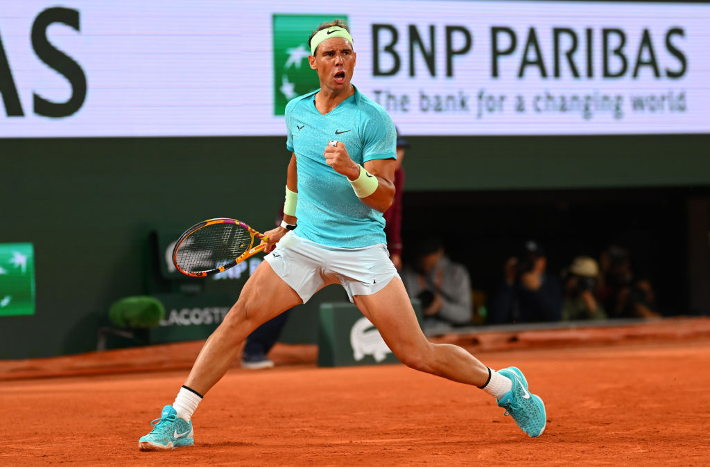 PARIS, FRANCE - 27 MAI : Rafael Nadal de l'Espagne célèbre un point contre Alexander Zverev de l'Allemagne dans le match du premier tour du simple masculin lors de la deuxième journée des Internationaux de France 2024 à Roland Garros le 27 mai 2024 à Paris, France. (Photo par Clive Mason/Getty Images)