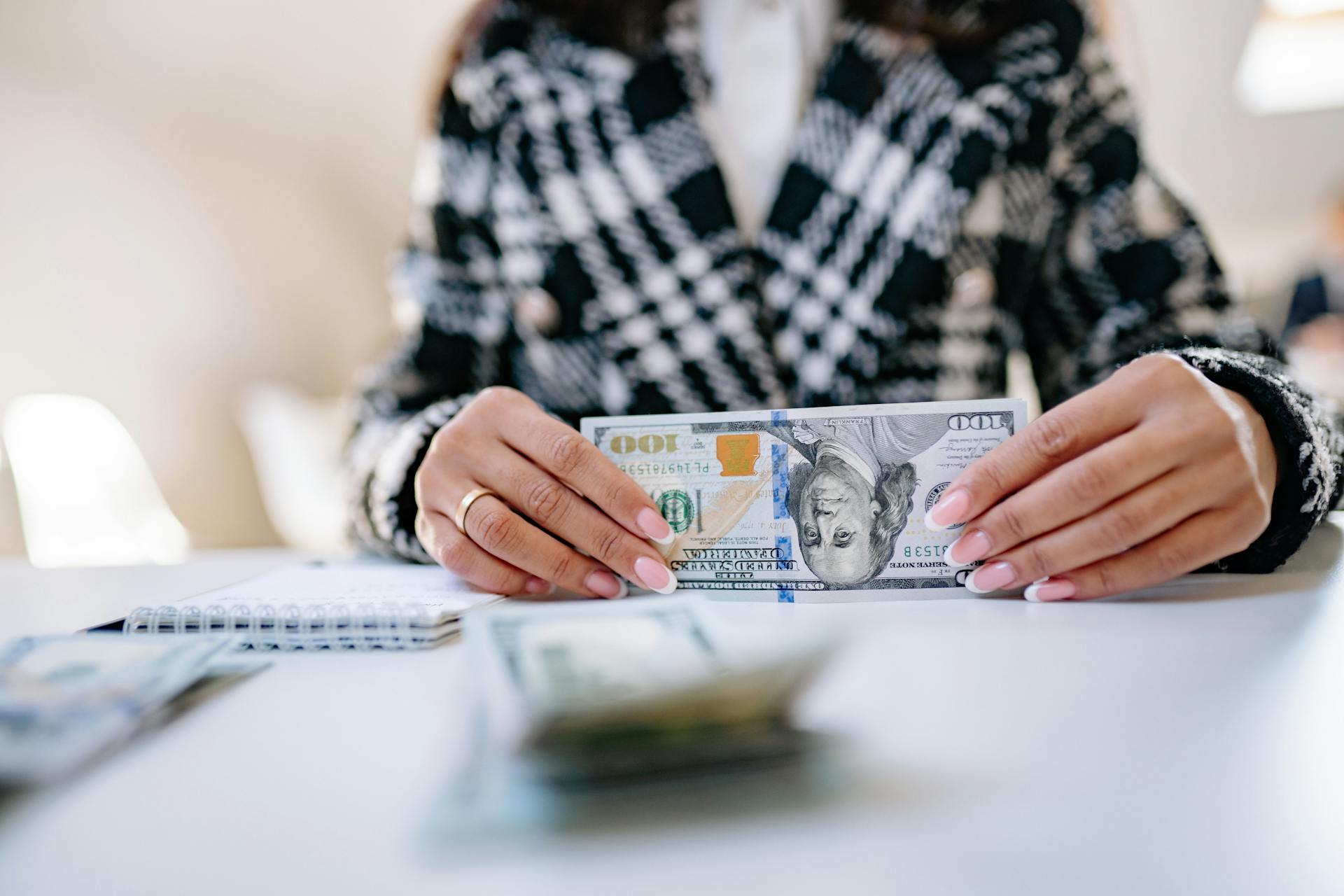 Une femme tenant de l'argent | Source : Pexels