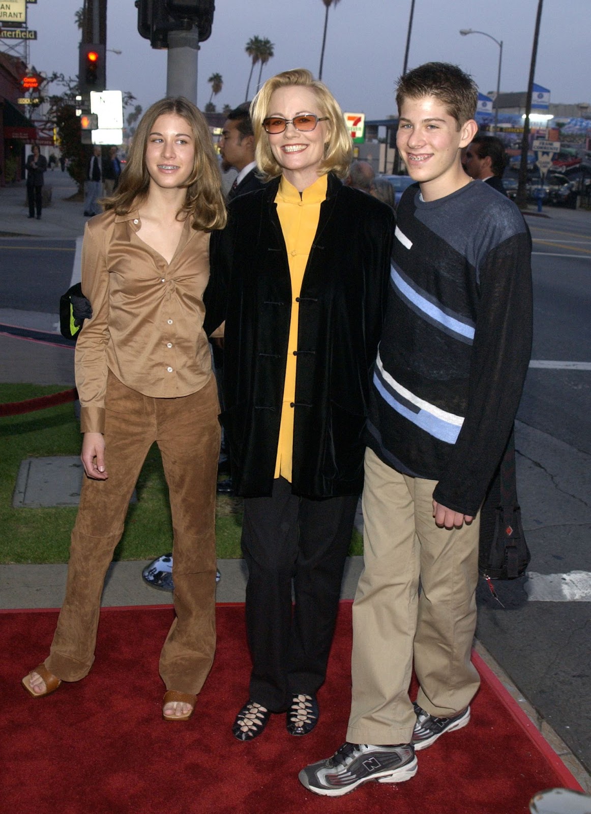 Cybill Shepherd avec sa fille Molly et son fils Cyrus Shepherd-Oppenheim lors de la première du film « The Cat's Meow » à Los Angeles, Californie, 2022 | Source : Getty Images