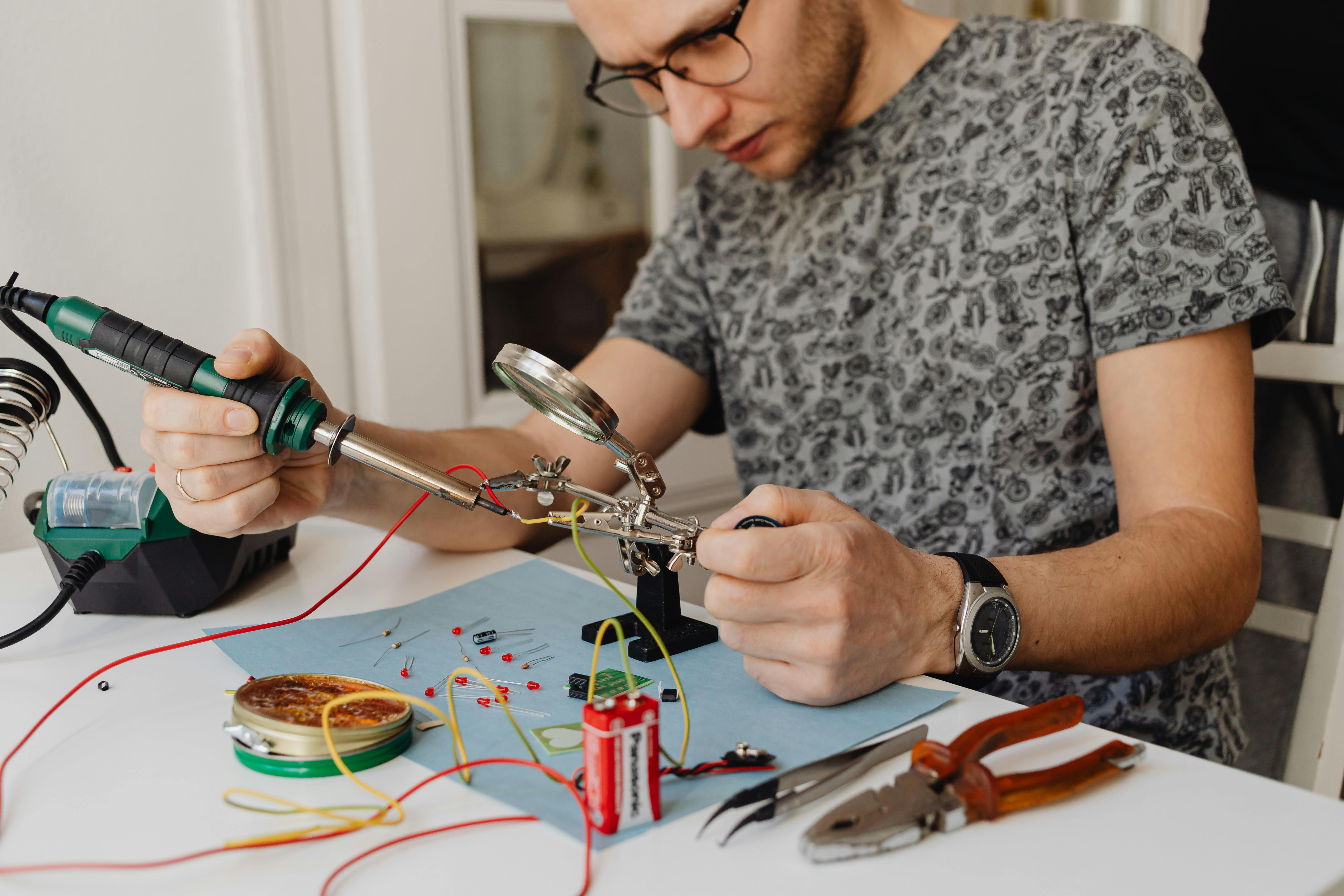 Un électricien travaillant à domicile | Source : Pexels