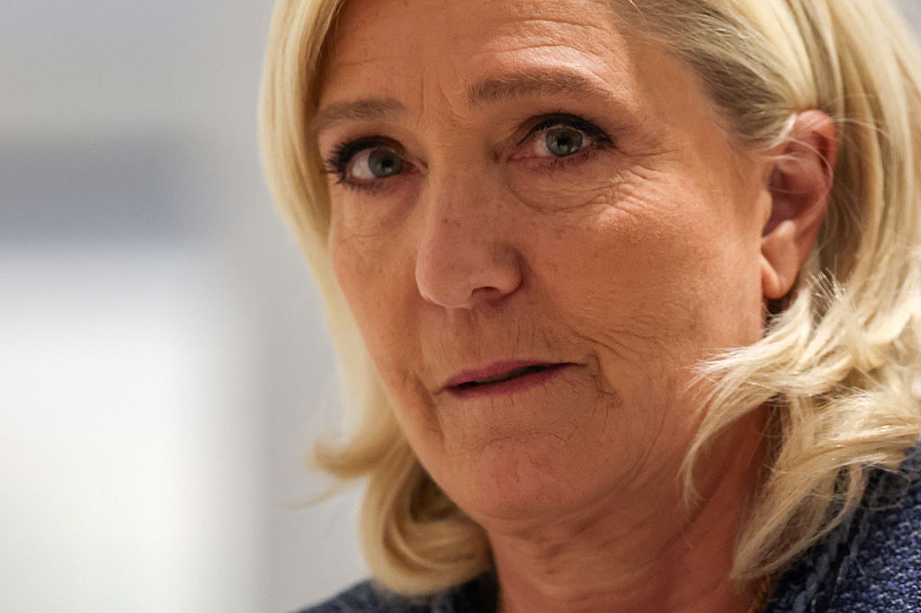 Présidente du groupe parlementaire du parti d'extrême droite français Rassemblement National (RN), Marine Le Pen arrive au tribunal de Paris pour connaître le verdict de son procès pour détournement de fonds publics européens, le 31 mars 2025. (Photo par Alain JOCARD / AFP) (Photo par ALAIN JOCARD/AFP via Getty Images)