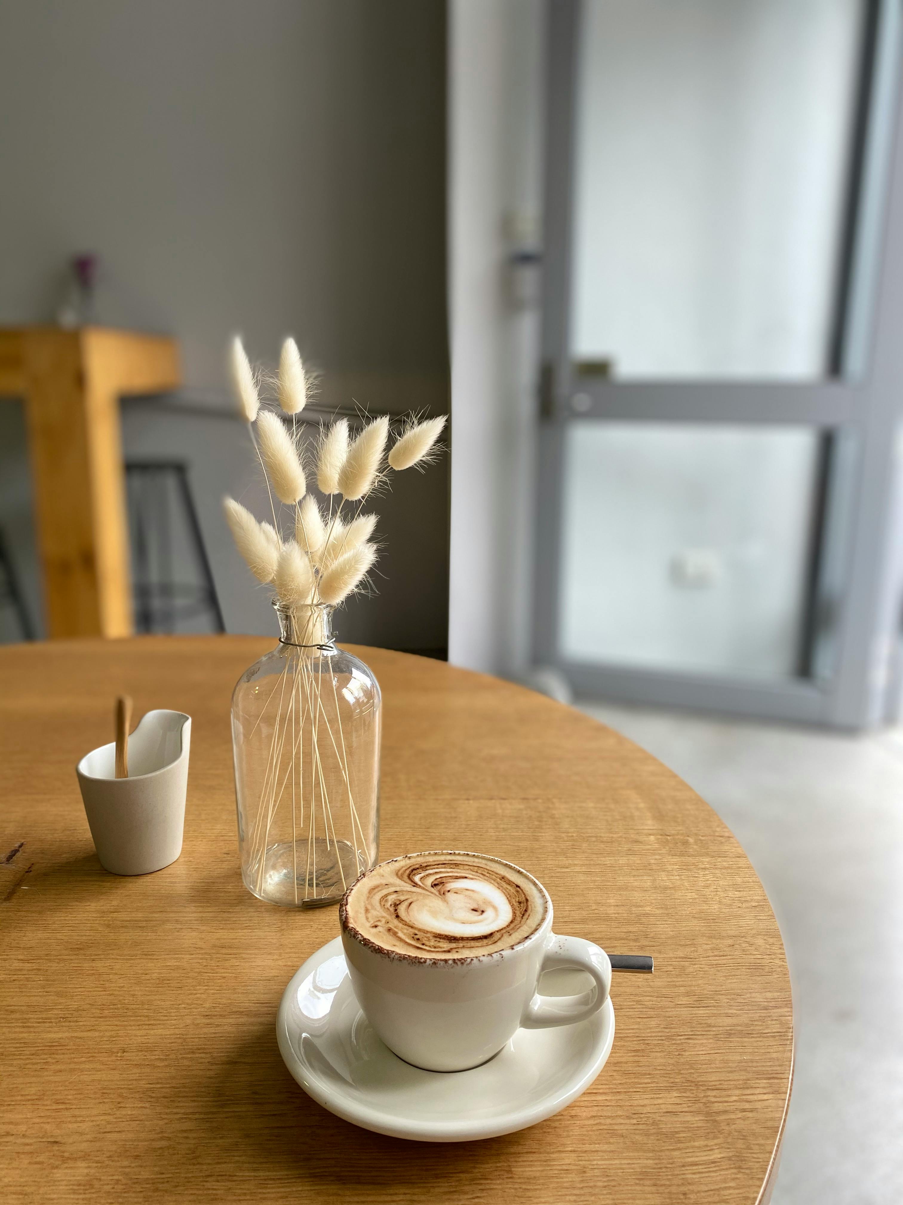 Une tasse de café dans un café | Source : Pexels