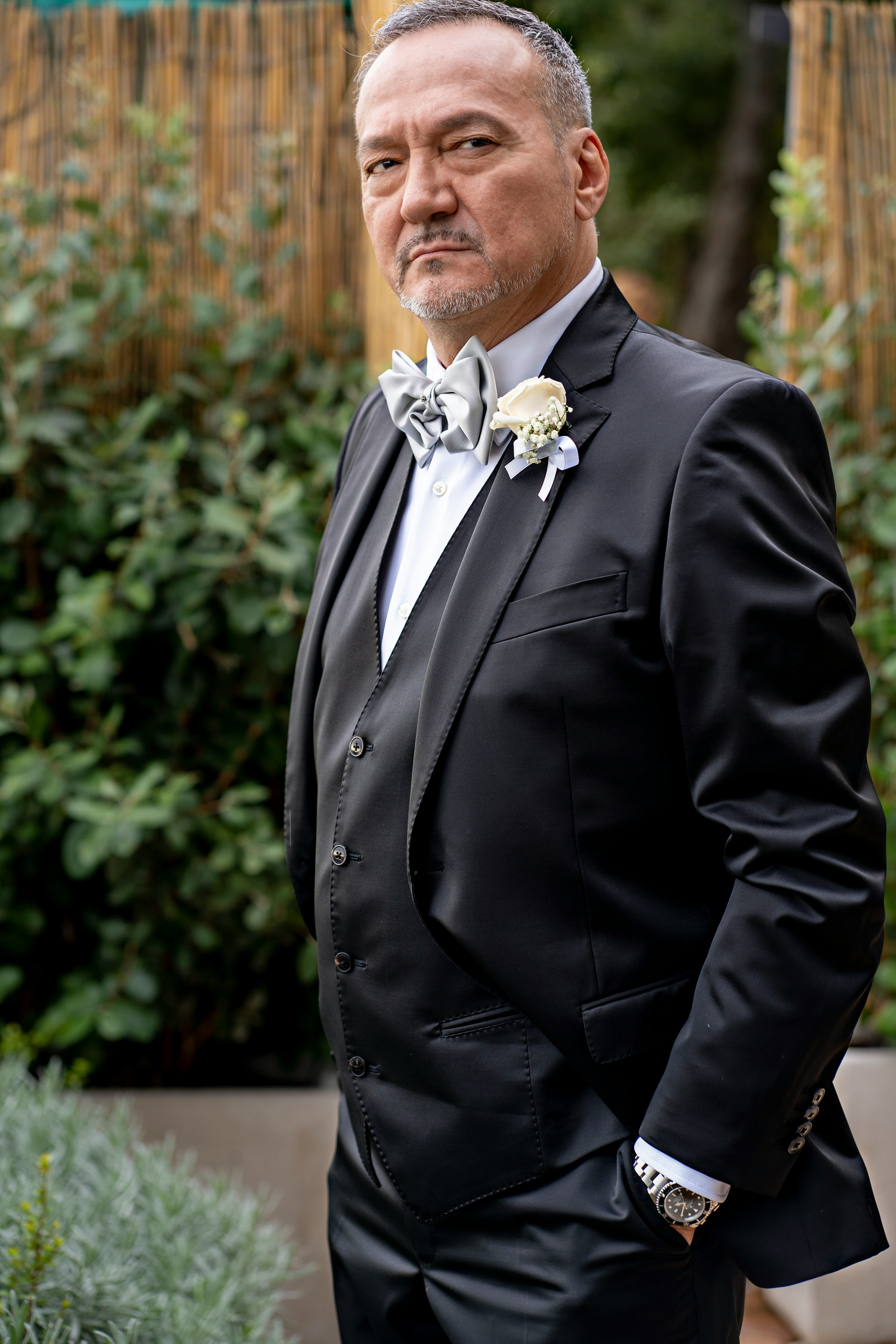Homme sérieux en smoking | Source : Unsplash